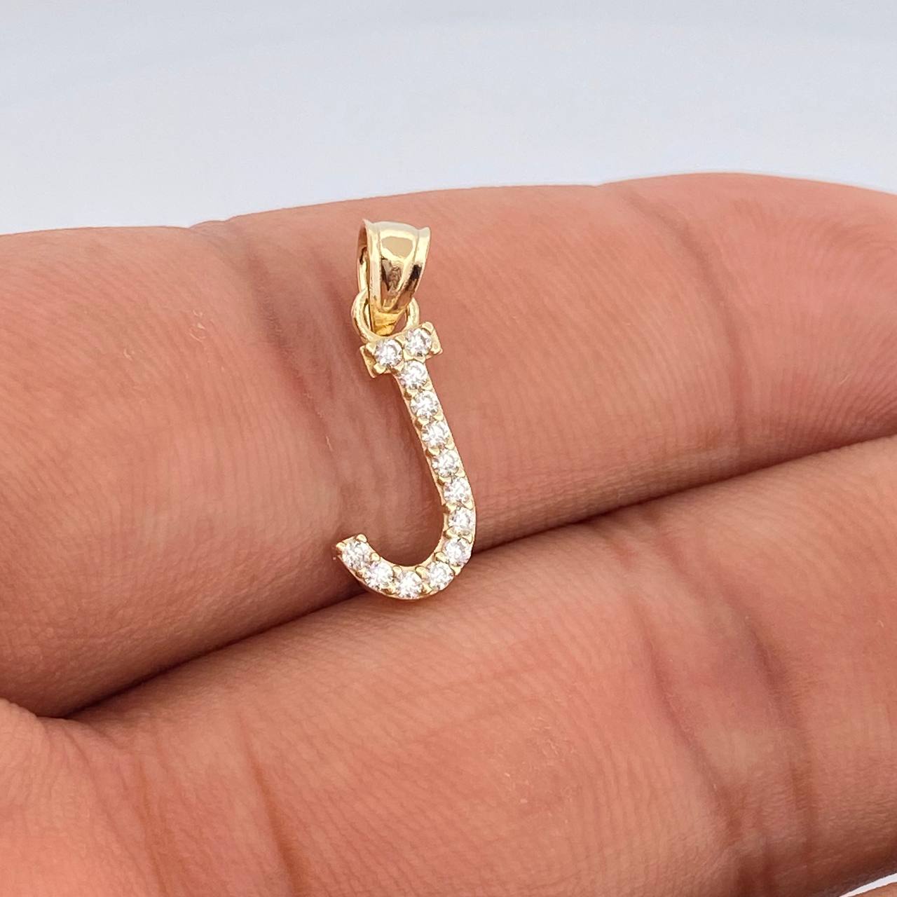 Dije J 0.6gr / 2cm / Oro Amarillo 18K $