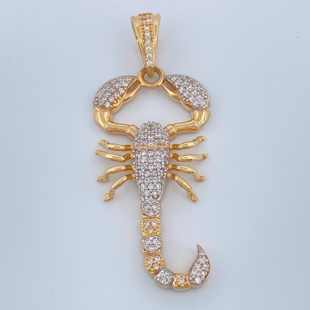 Dije Escorpion 6.1gr / 5cm / Dos Oros Amarillo Blanco 18K $