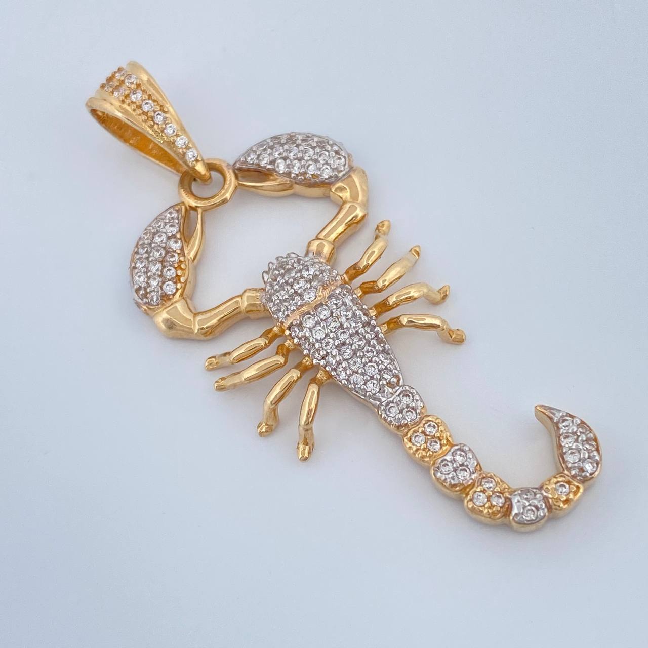 Dije Escorpion 6.1gr / 5cm / Dos Oros Amarillo Blanco 18K $