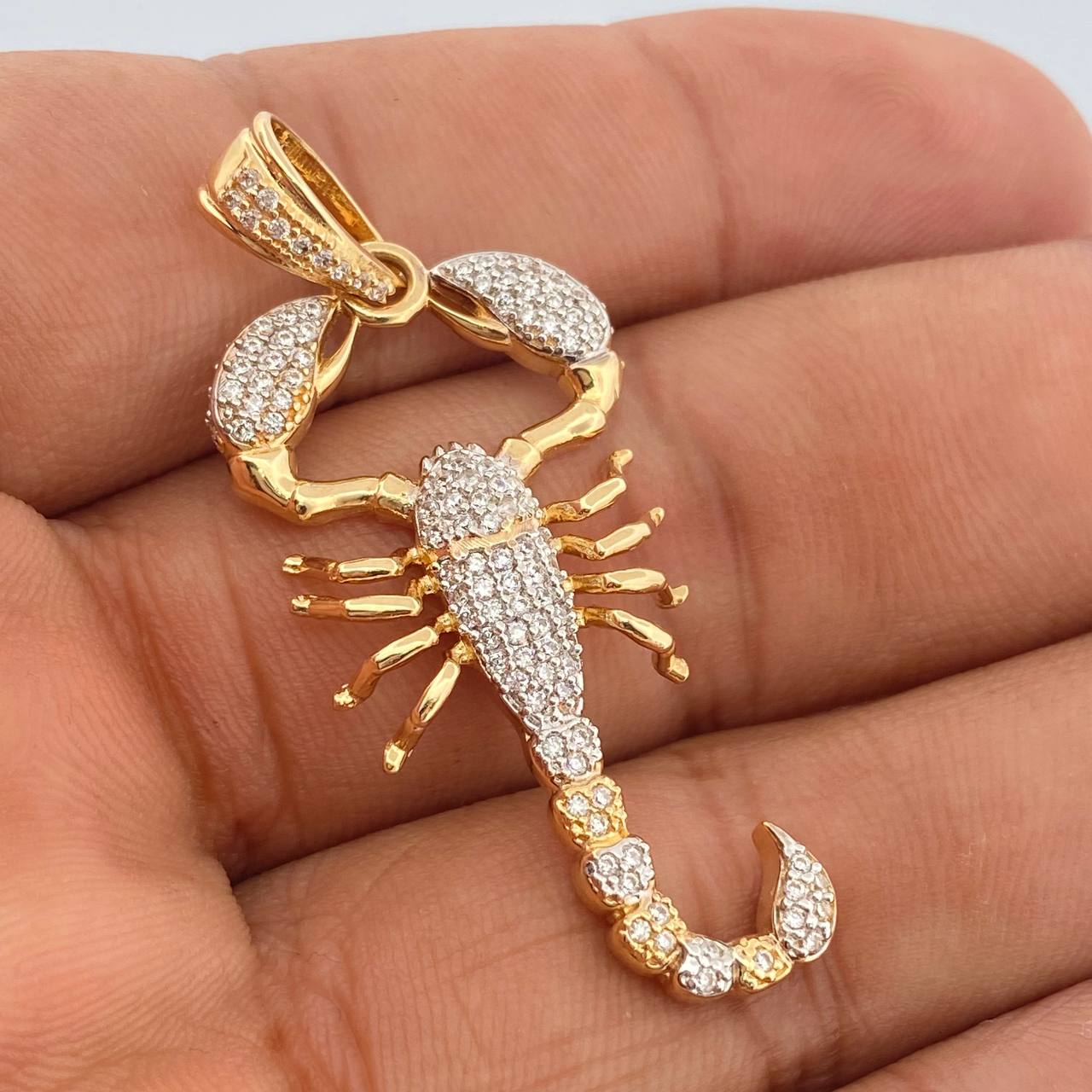 Dije Escorpion 6.1gr / 5cm / Dos Oros Amarillo Blanco 18K $