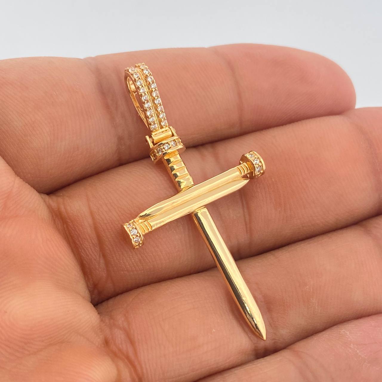 Dije Cruz Clavos 4.05gr / 4.8cm / Oro Amarillo 18K $