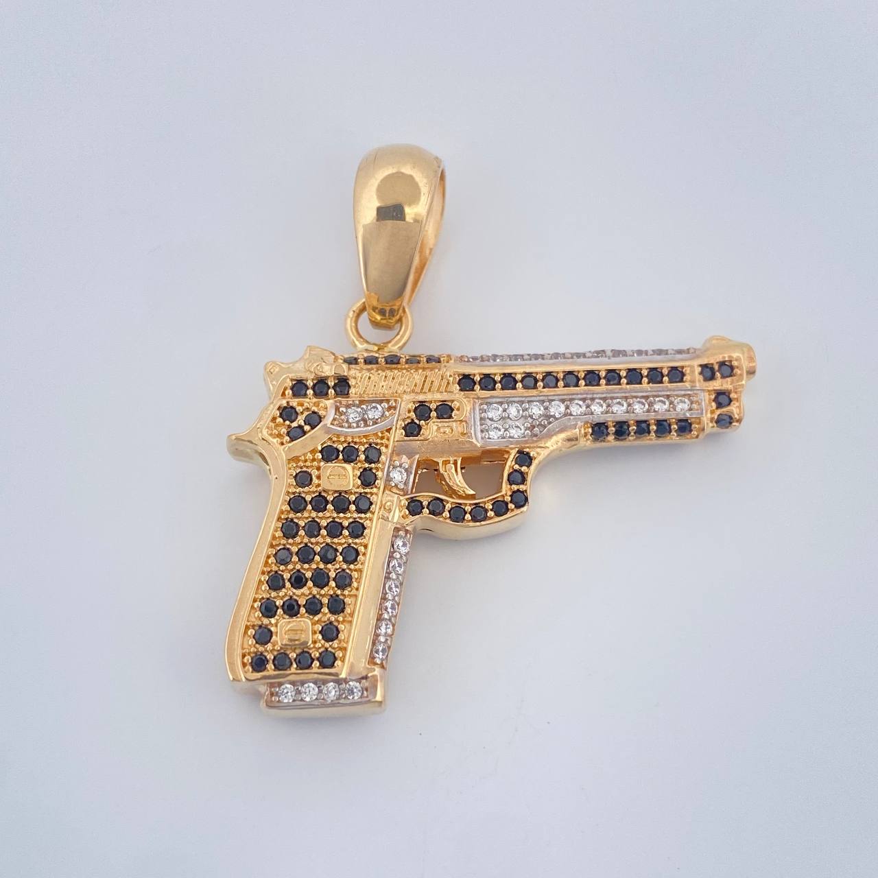 Dije Pistola 11.85gr / 3.4cm / Dos Oros Amarillo Blanco 18K $