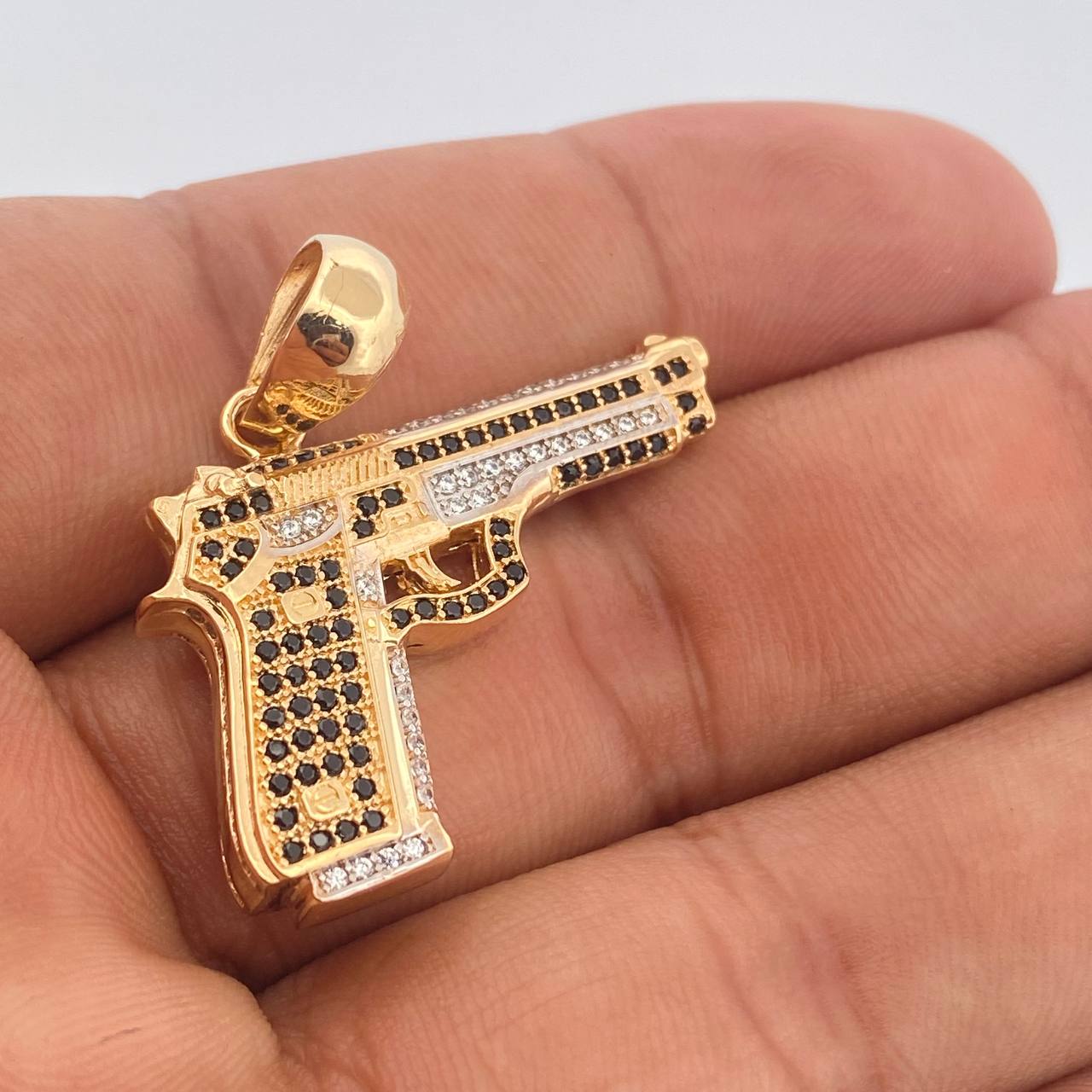 Dije Pistola 11.85gr / 3.4cm / Dos Oros Amarillo Blanco 18K $