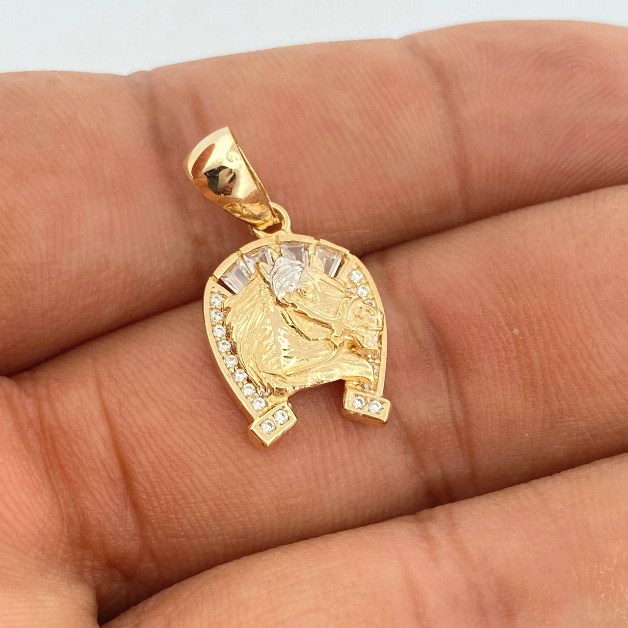 Dije Herradura Caballo 2.55gr / 2.5cm / Dos Oros Amarillo Blanco 18K +