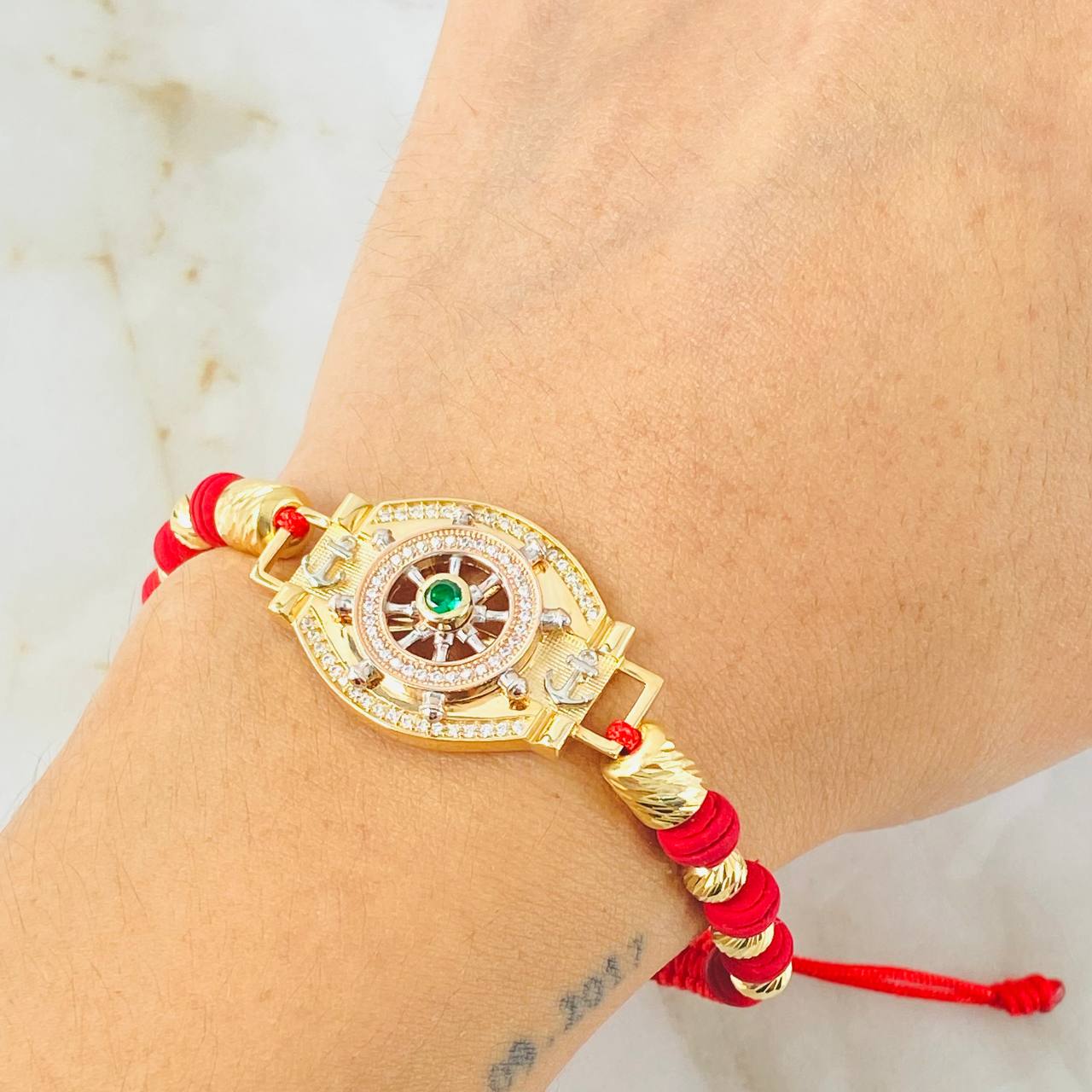 Pulsera Roja Herraje Timon Movil 8gr / 5mm Tres Oros 18K *