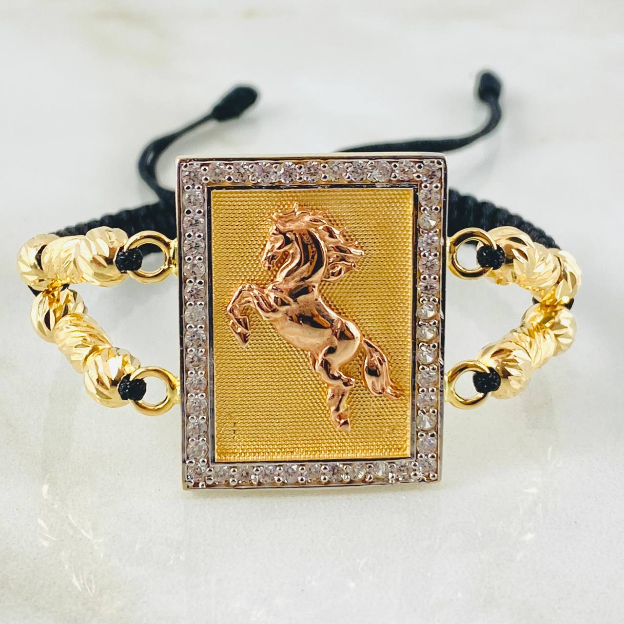 Pulsera Negra Herraje Recuadro Caballo 10.6gr / 5mm Tres Oros 18K *