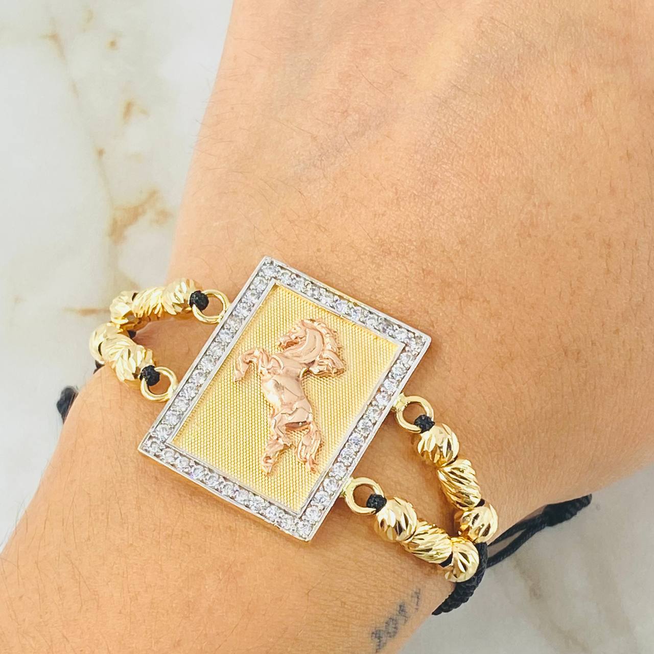 Pulsera Negra Herraje Recuadro Caballo 10.6gr / 5mm Tres Oros 18K *