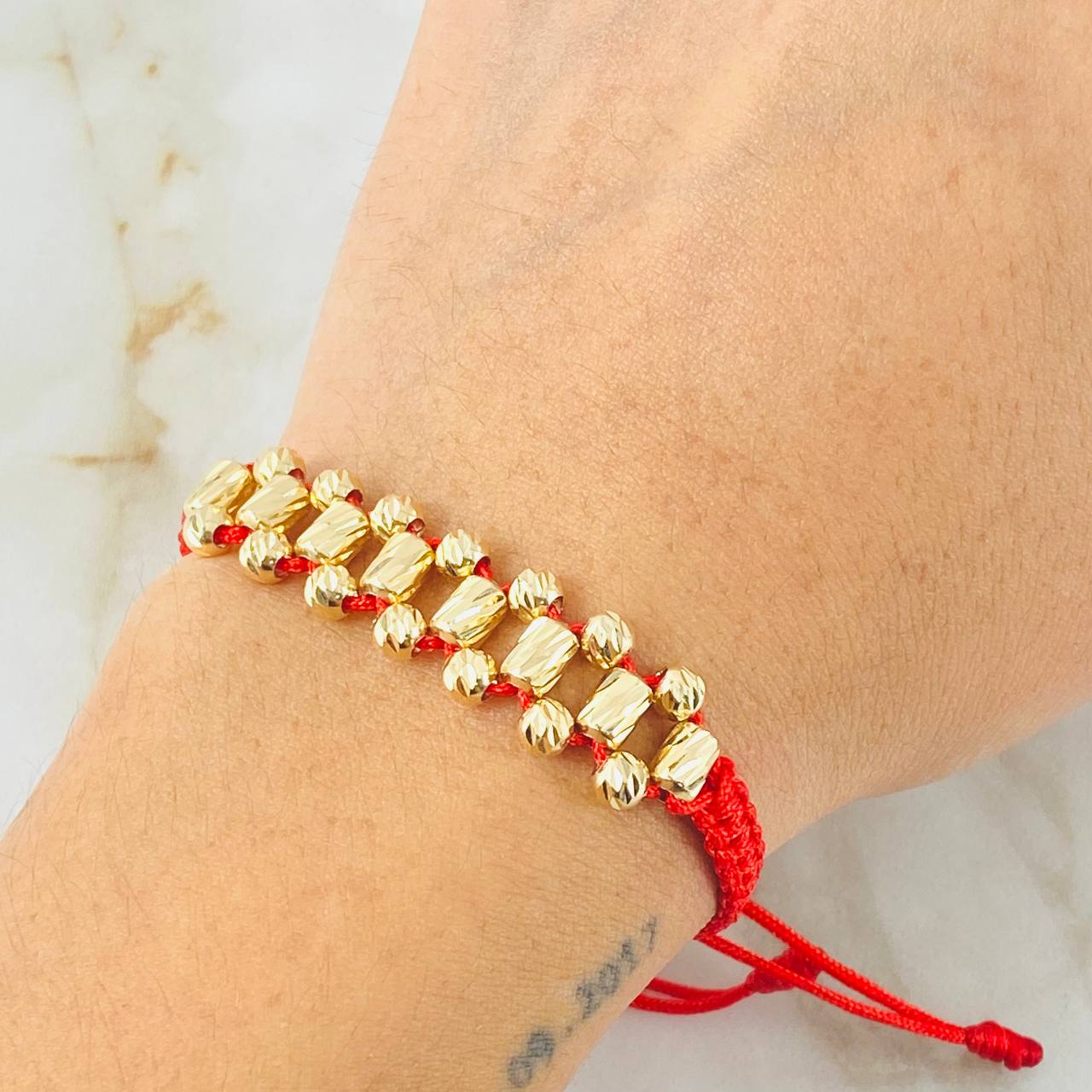 Pulsera Roja Bolas Cilindros 2.7gr / 4mm Oro Amarillo 18K ©