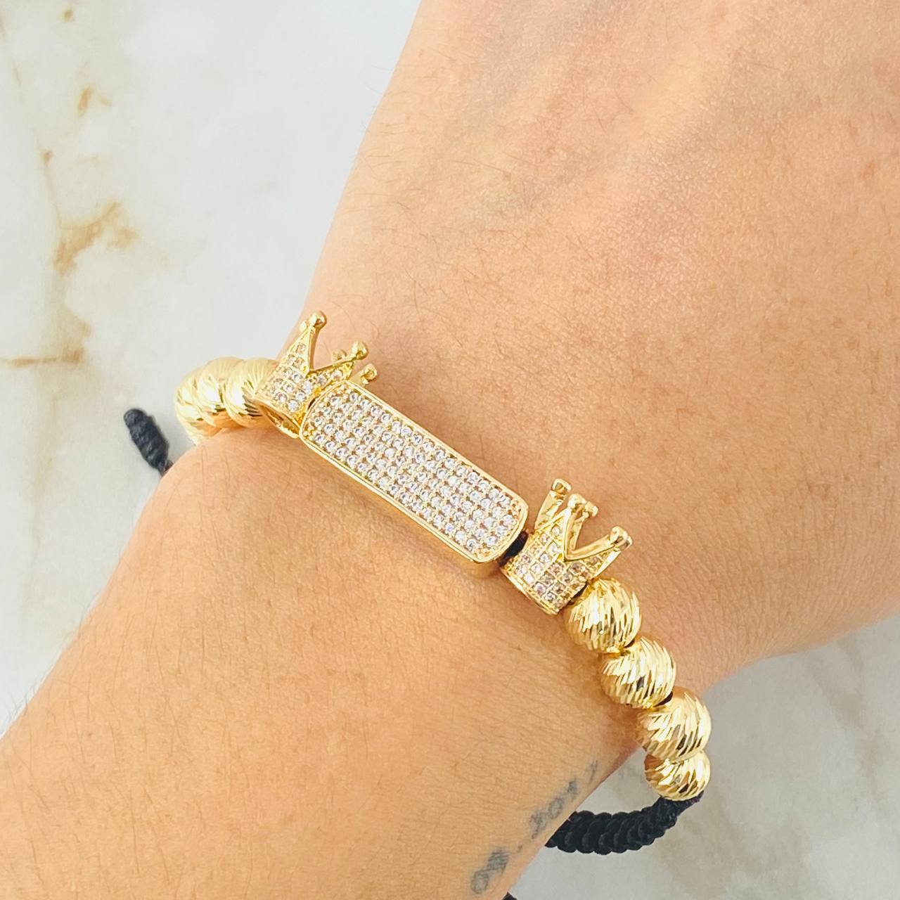 Pulsera Negra Herraje Rectangulo Coronas 9.6gr / 7mm-6mm Oro Amarillo 18K ©