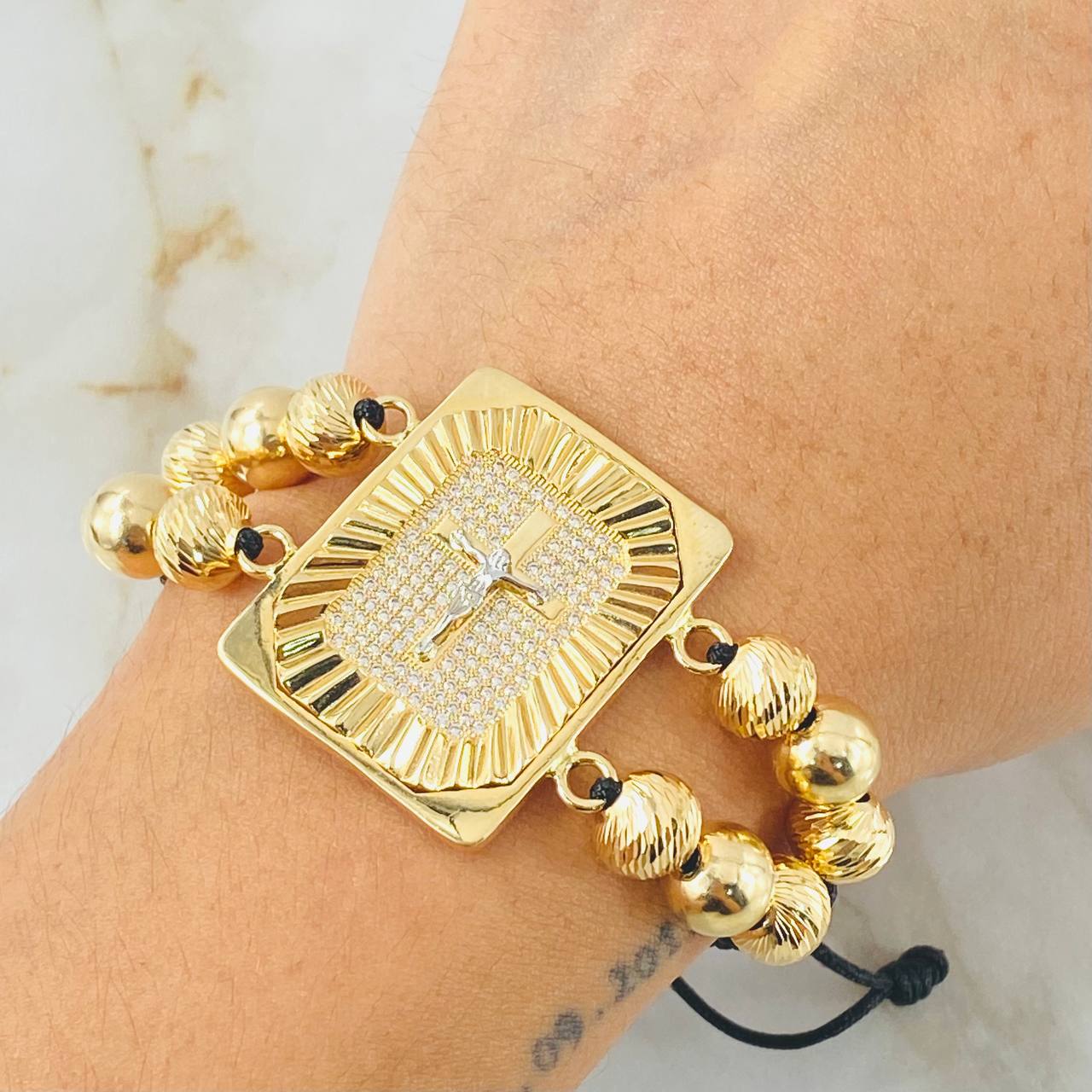 Pulsera Negra Herraje Crúz Recuadro 14gr / 8mm Dos Oros Amarillo Blanco 18K ©