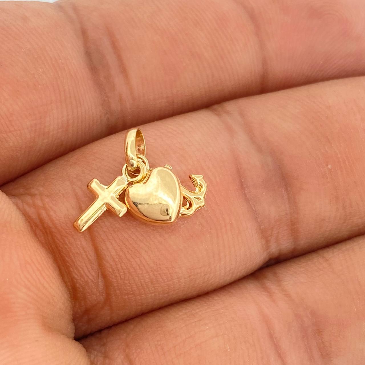 Dije Tres Gracias 0.5gr / 2cm / Oro Amarillo 18K %