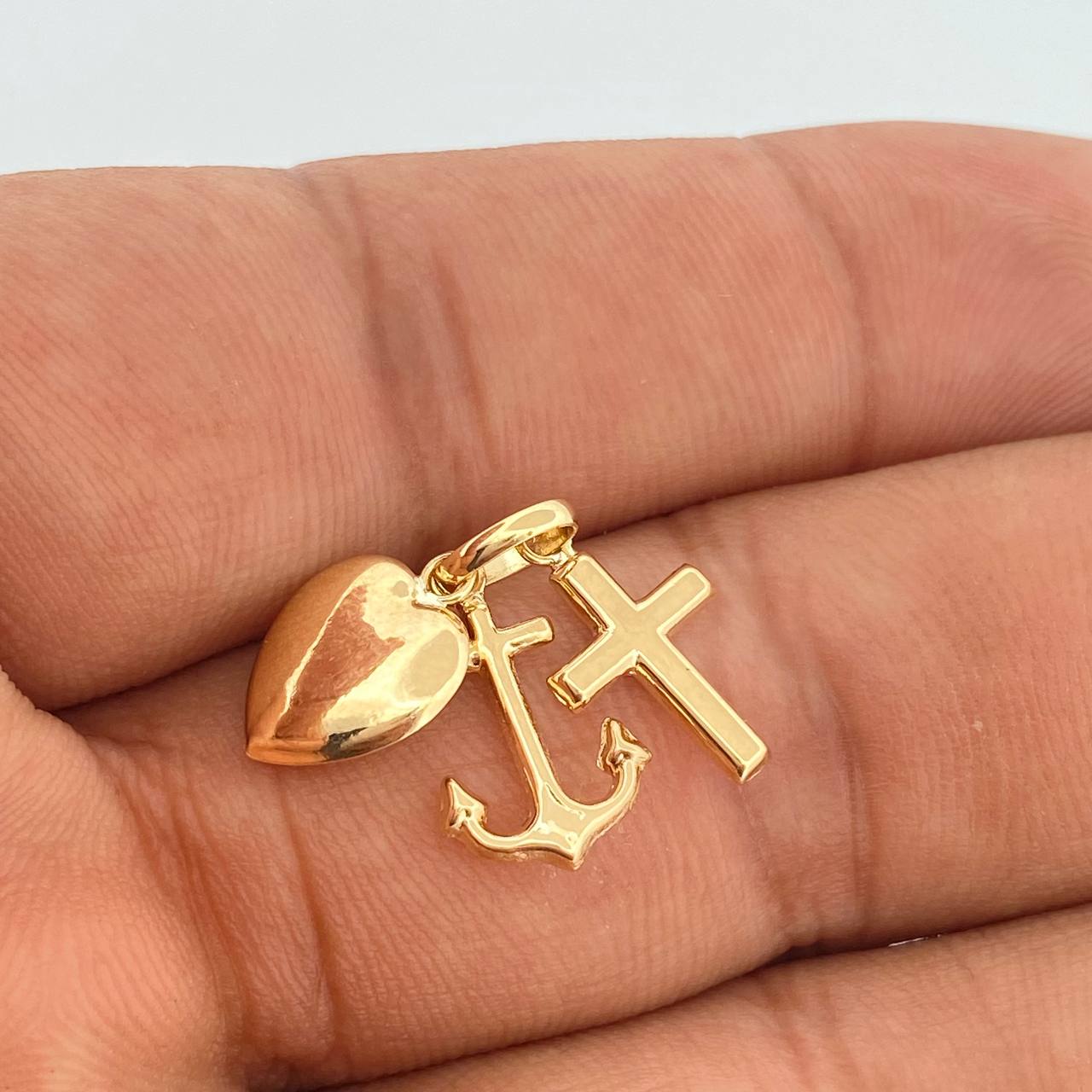 Dije Tres Gracias 1.05gr / 3cm / Oro Amarillo 18K +