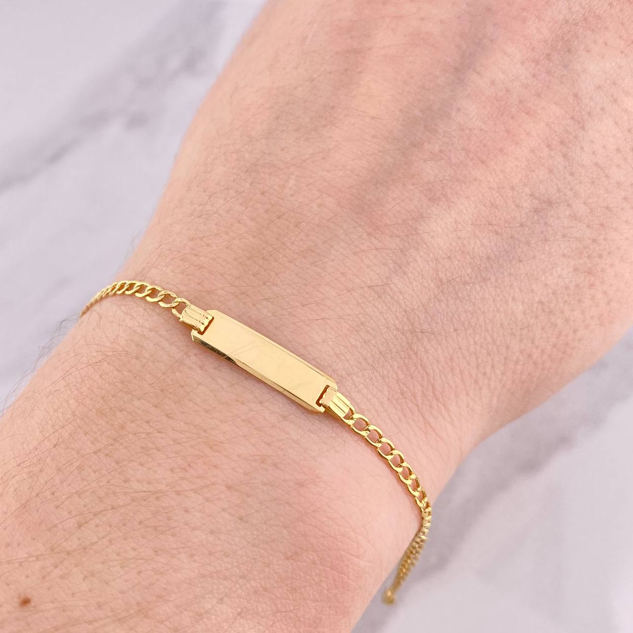Pulso Cubano Placa Rectangular 2.2g / 16.6cm / 2.6mm Oro Amarillo 18K