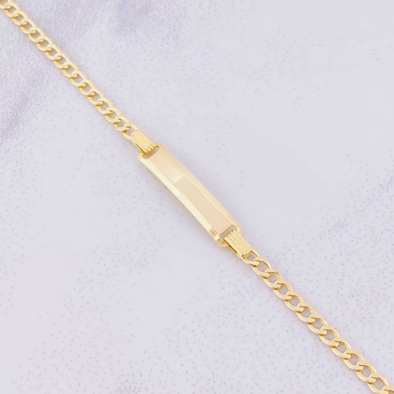 Pulso Cubano Placa Rectangular 1.55g / 16.2cm / 2.4mm Oro Amarillo 18K