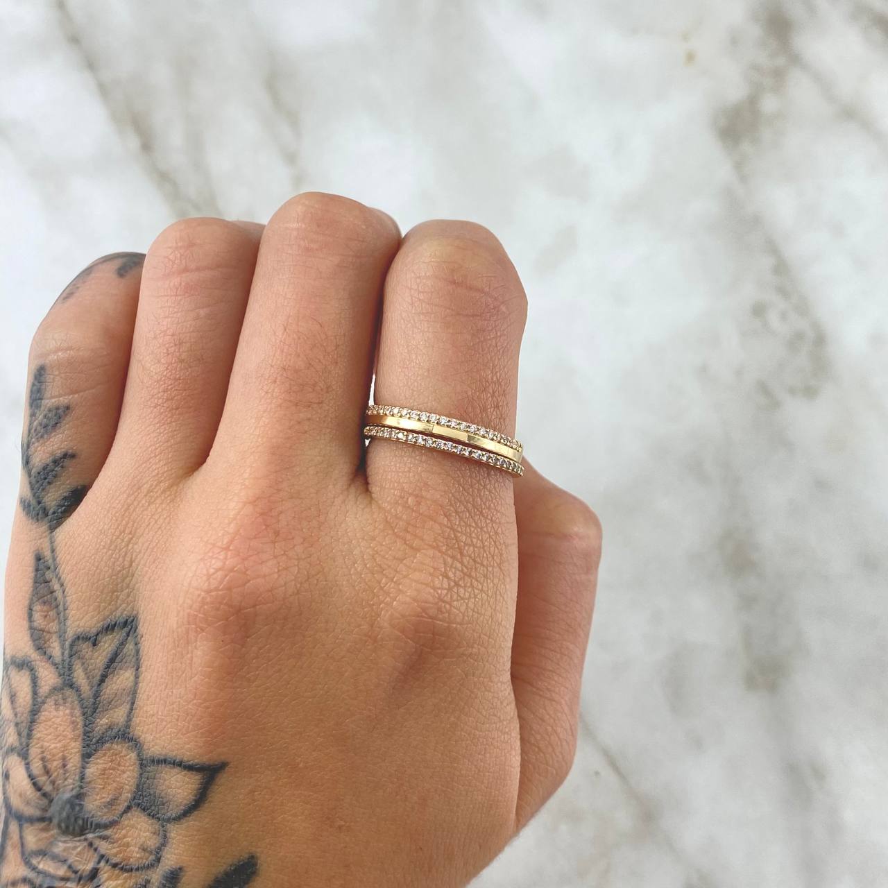 Anillo Set Argolla Matrimonial 2.85gr / T7 1/2 / Circones Blancos Oro Amarillo 18K *