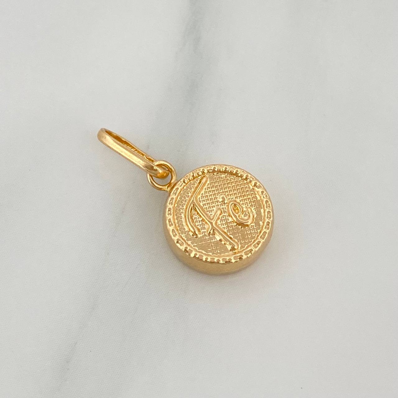 Dije Fe 0.65 g / 2 cm Oro Amarillo 18K