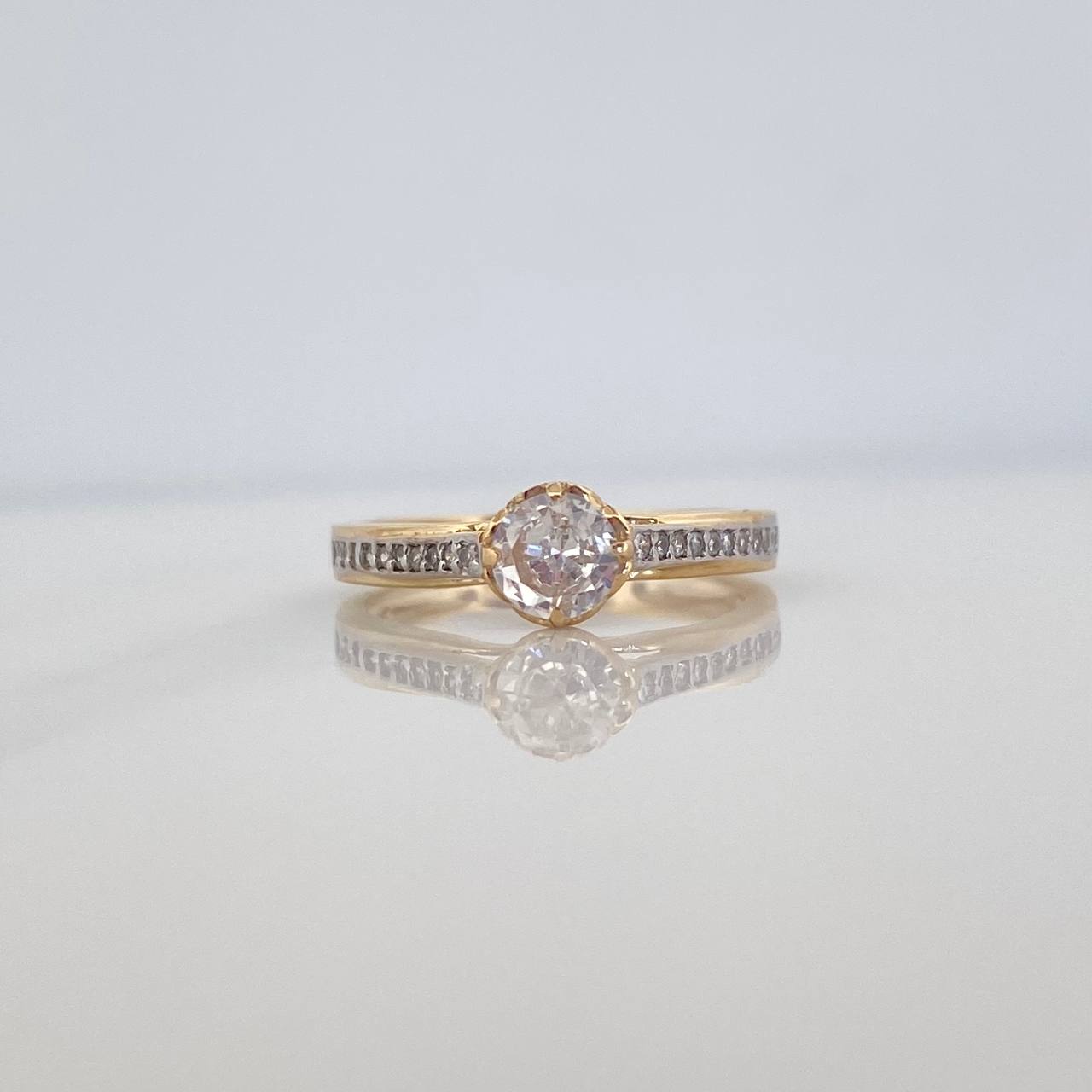 Anillo Solitario Puente 2.65 g / T6 1/2 Dos Oros Amarillo Blanco 18K