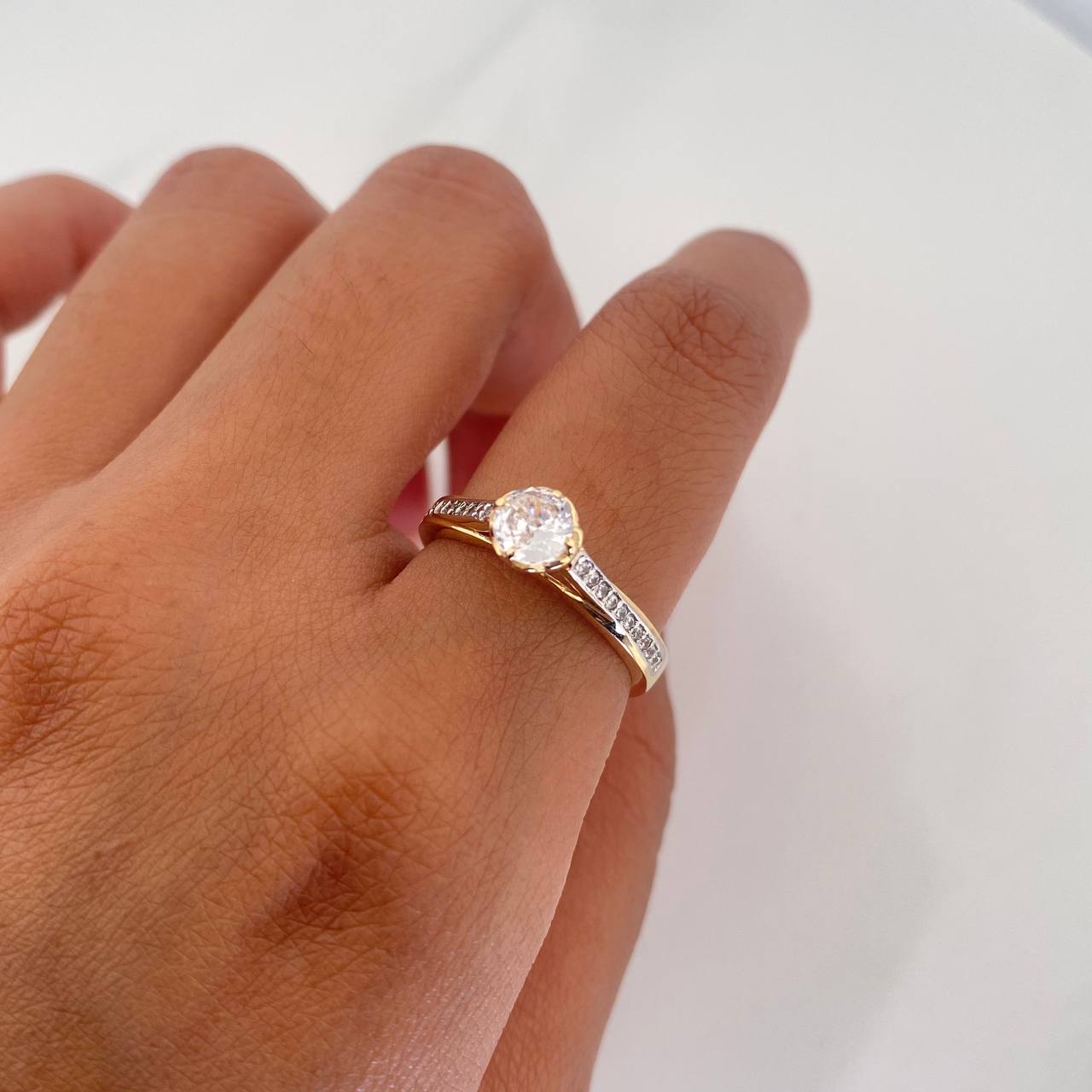Anillo Solitario Puente 2.65 g / T6 1/2 Dos Oros Amarillo Blanco 18K