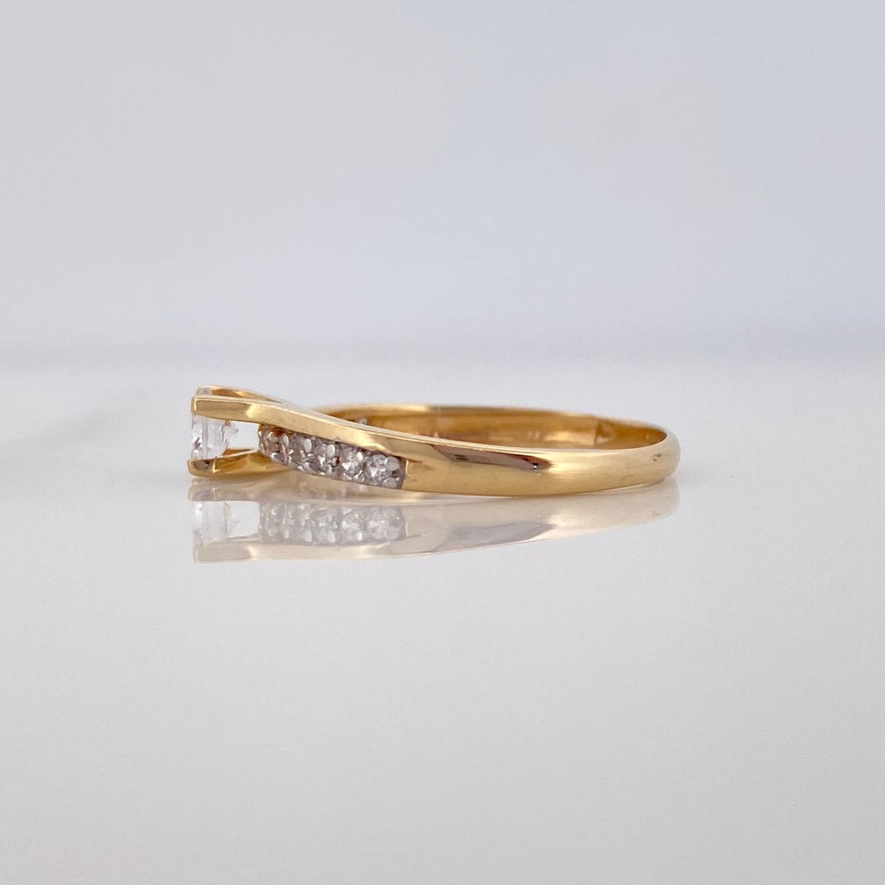 Anillo Solitario Linea Invertida 1.7 g / T6 Dos Oros Amarillo Blanco 18K