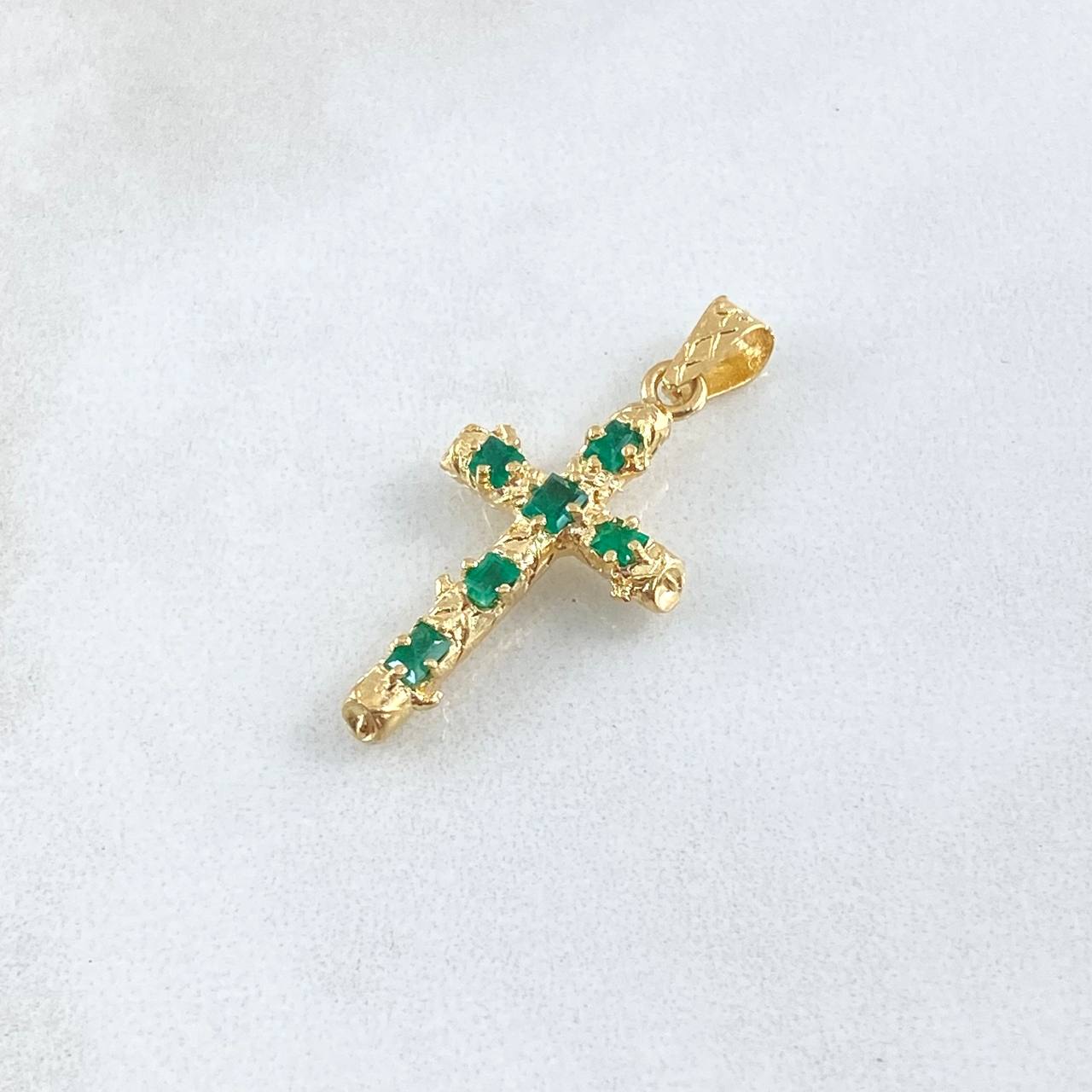 Dije Crúz Tronco 2.8gr / 3.5cm / Esmeraldas 65pts Oro Amarillo 18K (Joya)