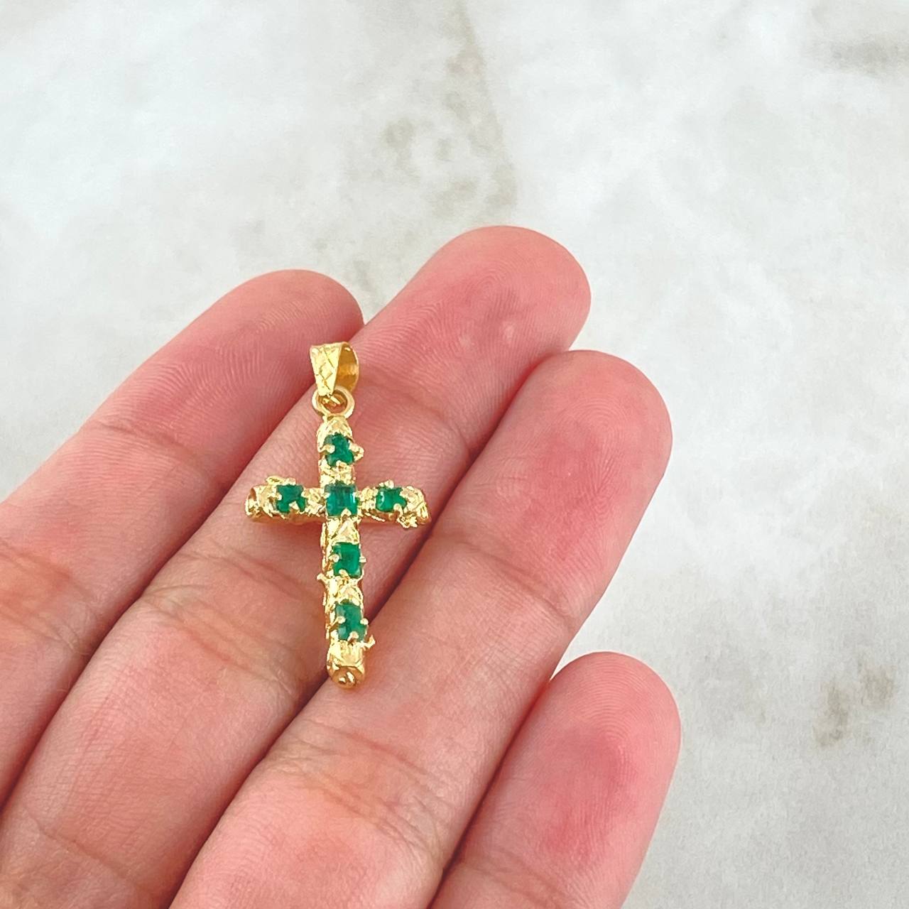 Dije Crúz Tronco 1.95gr / 3.2cm / Esmeraldas 50pts Oro Amarillo 18K (Joya)