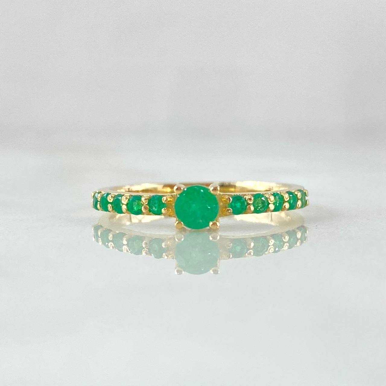 Anillo Solitario Lineas Tupidas 2.3gr / T6 3/4 / Esmeraldas 36pts Oro Amarillo 18K (Joya)