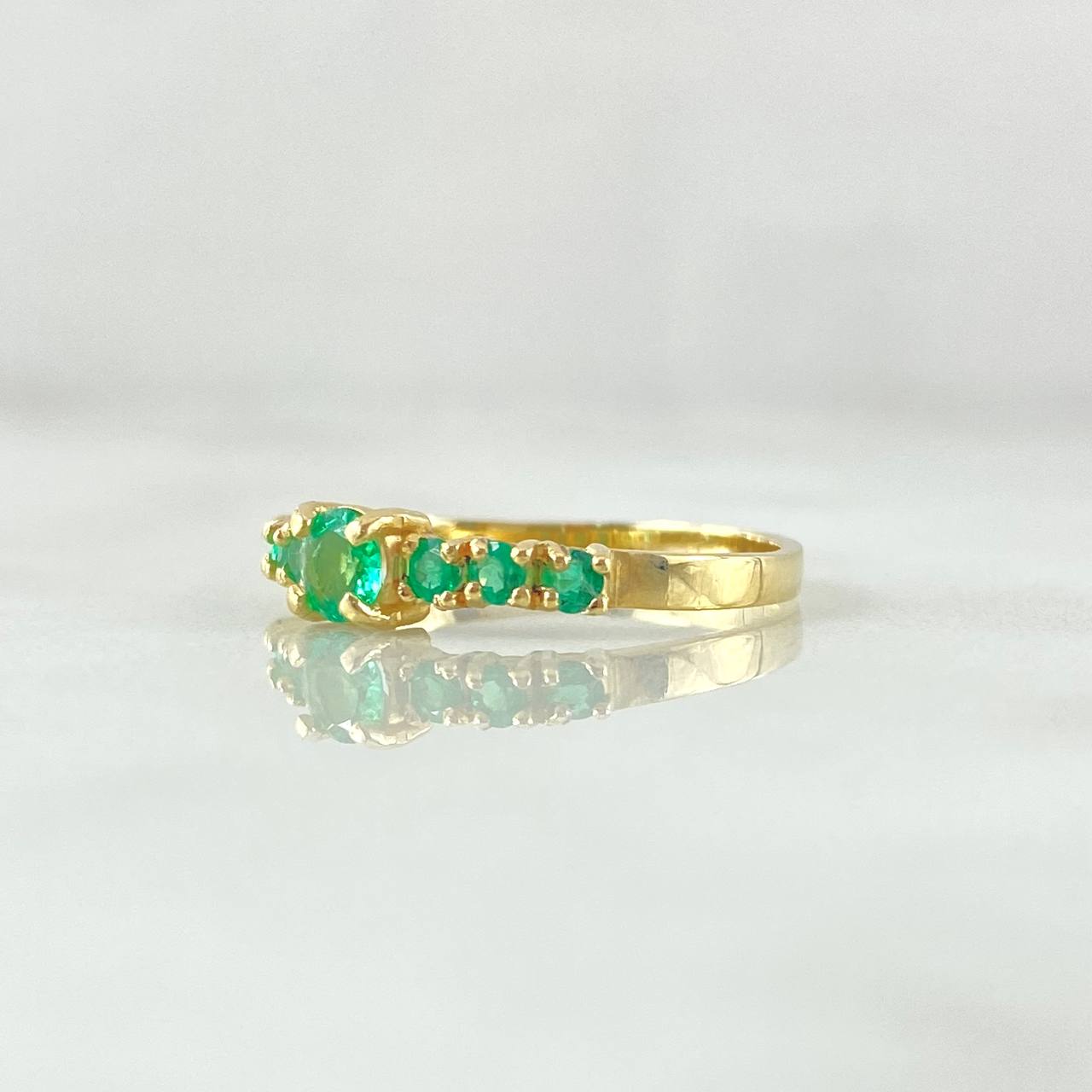 Anillo Solitario Lineas Tupidas 1.75gr / T6 / Esmeraldas 44pts Oro Amarillo 18K (Joya)