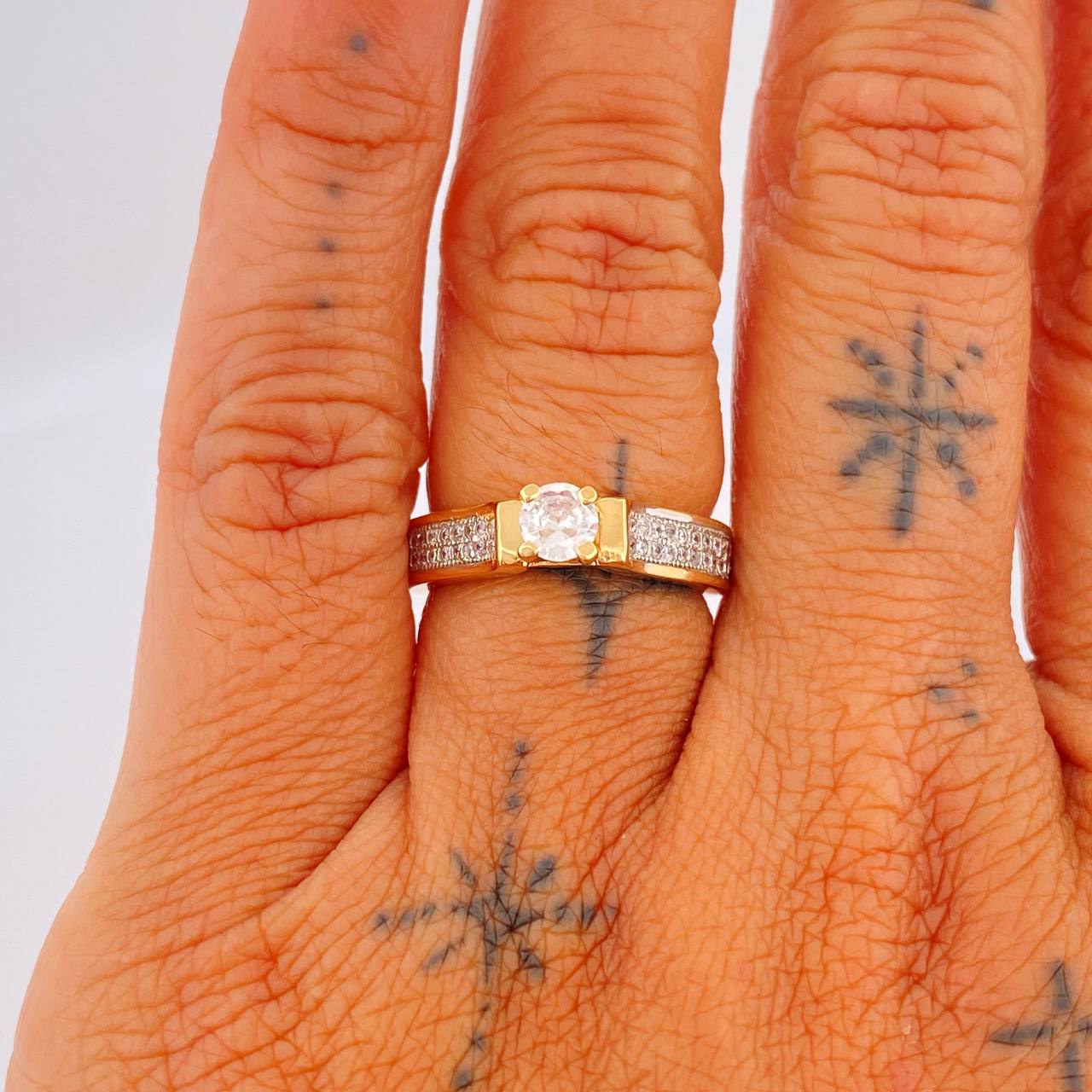 Anillo Solitario 4.3gr / T6 1/2 / Oro Amarillo Oro Blanco 18K &