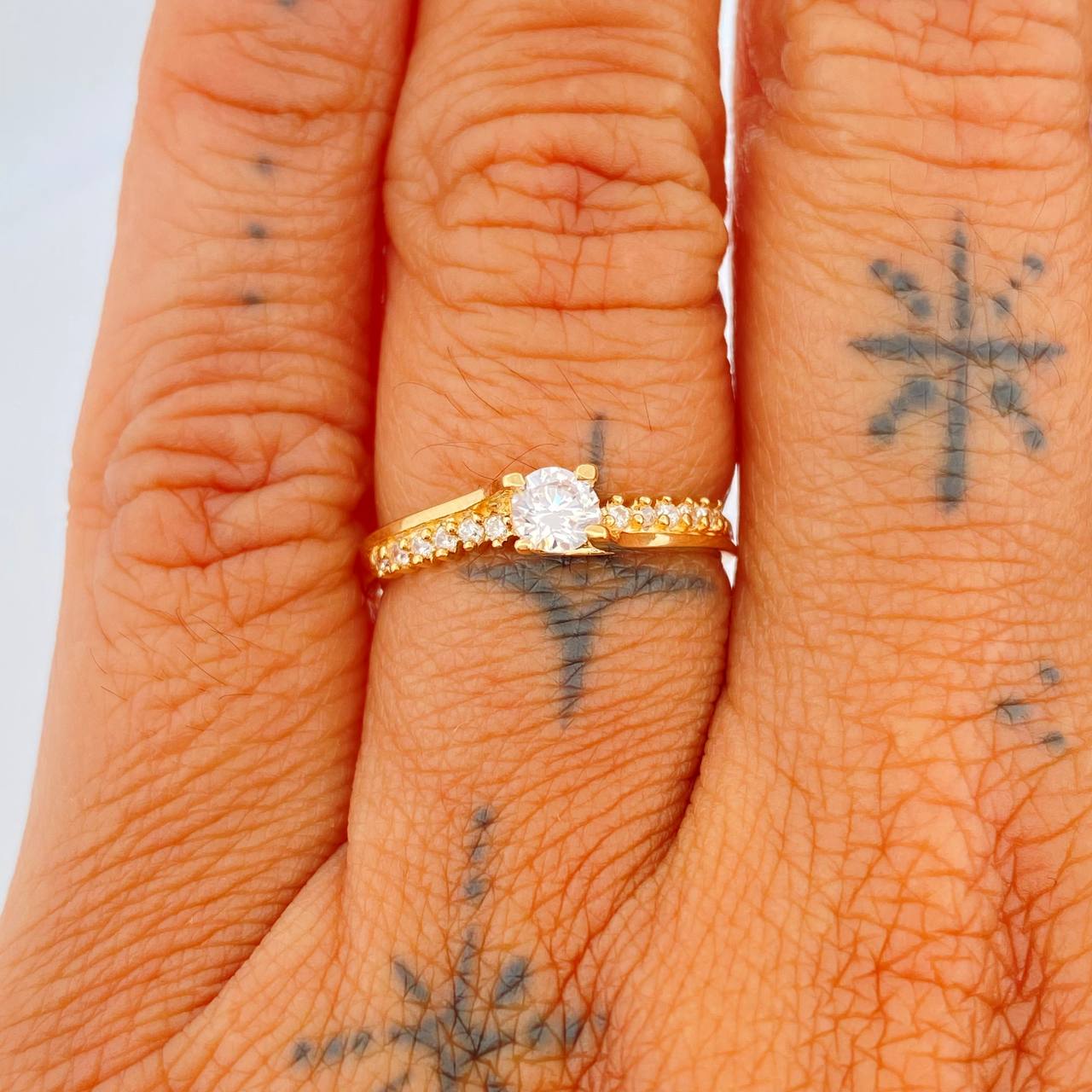 Anillo Solitario Linea Invertida 1.5gr / T6 3/4 / Oro Amarillo 18K &