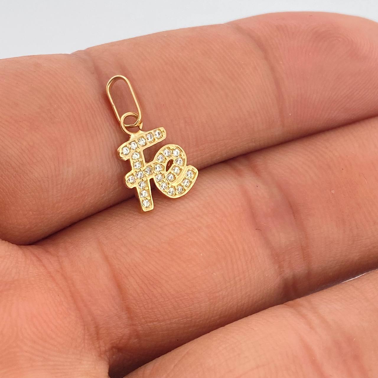 Dije Fe 0.95gr / 1.8cm / Oro Amarillo 18K &