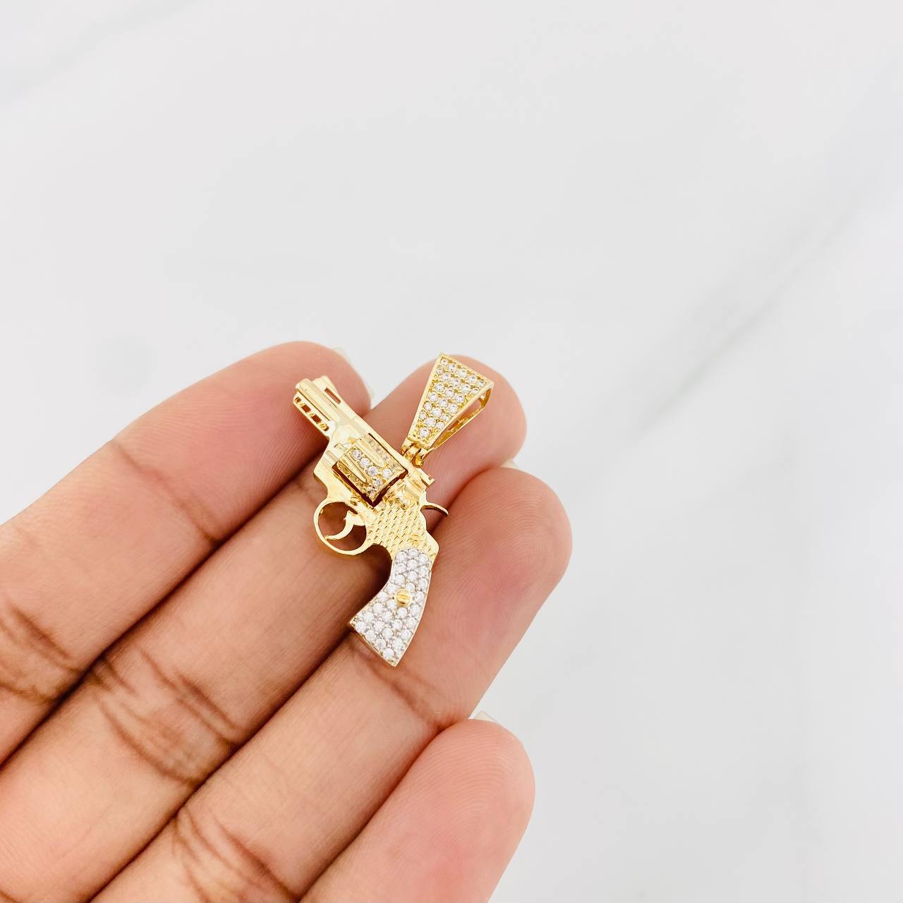 Dije Revolver 4.05g / 2.08cm Dos Oros Amarillo Blanco 18K