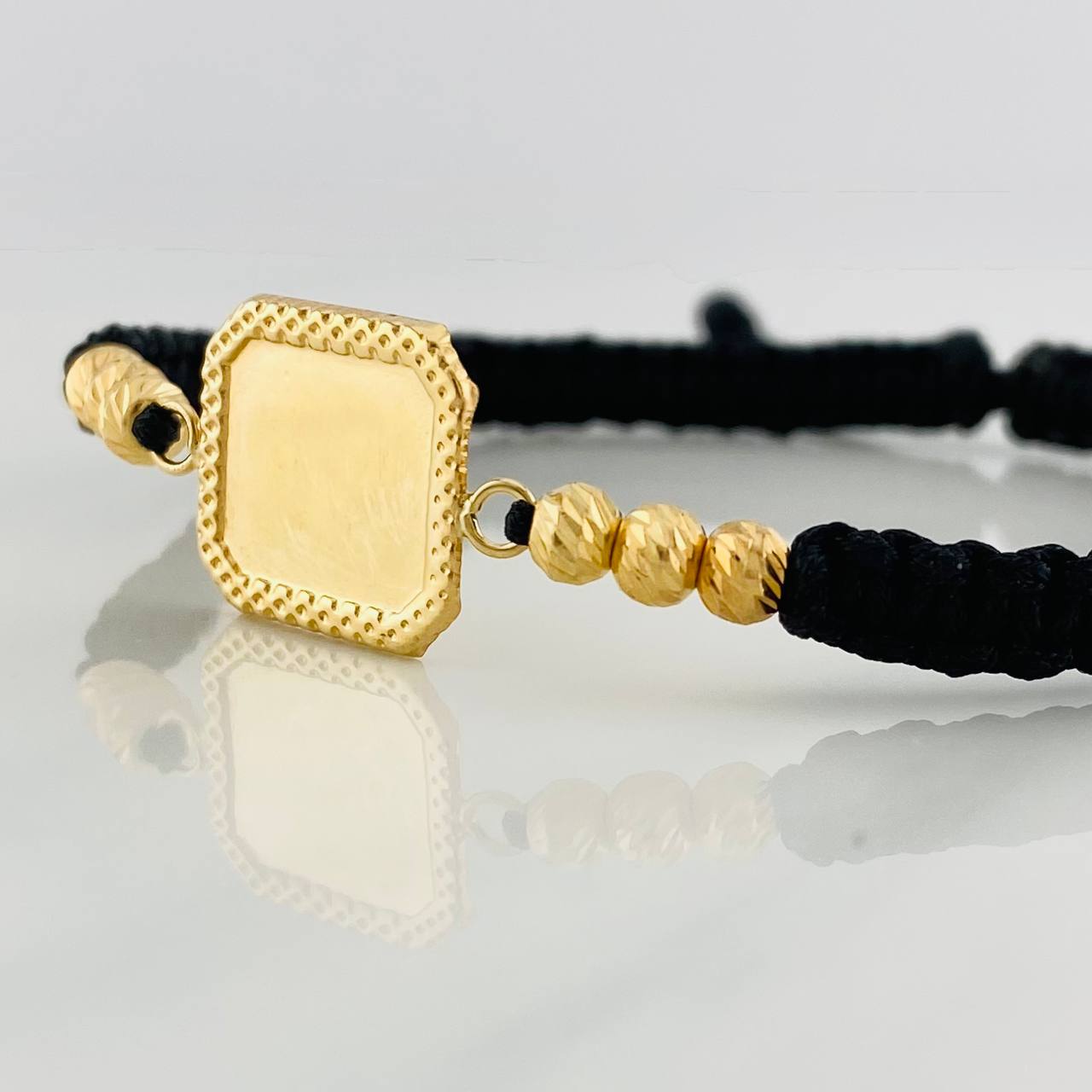 Pulsera Tejida Negra Placa Cuadrada Punteada Oro Amarillo 18K