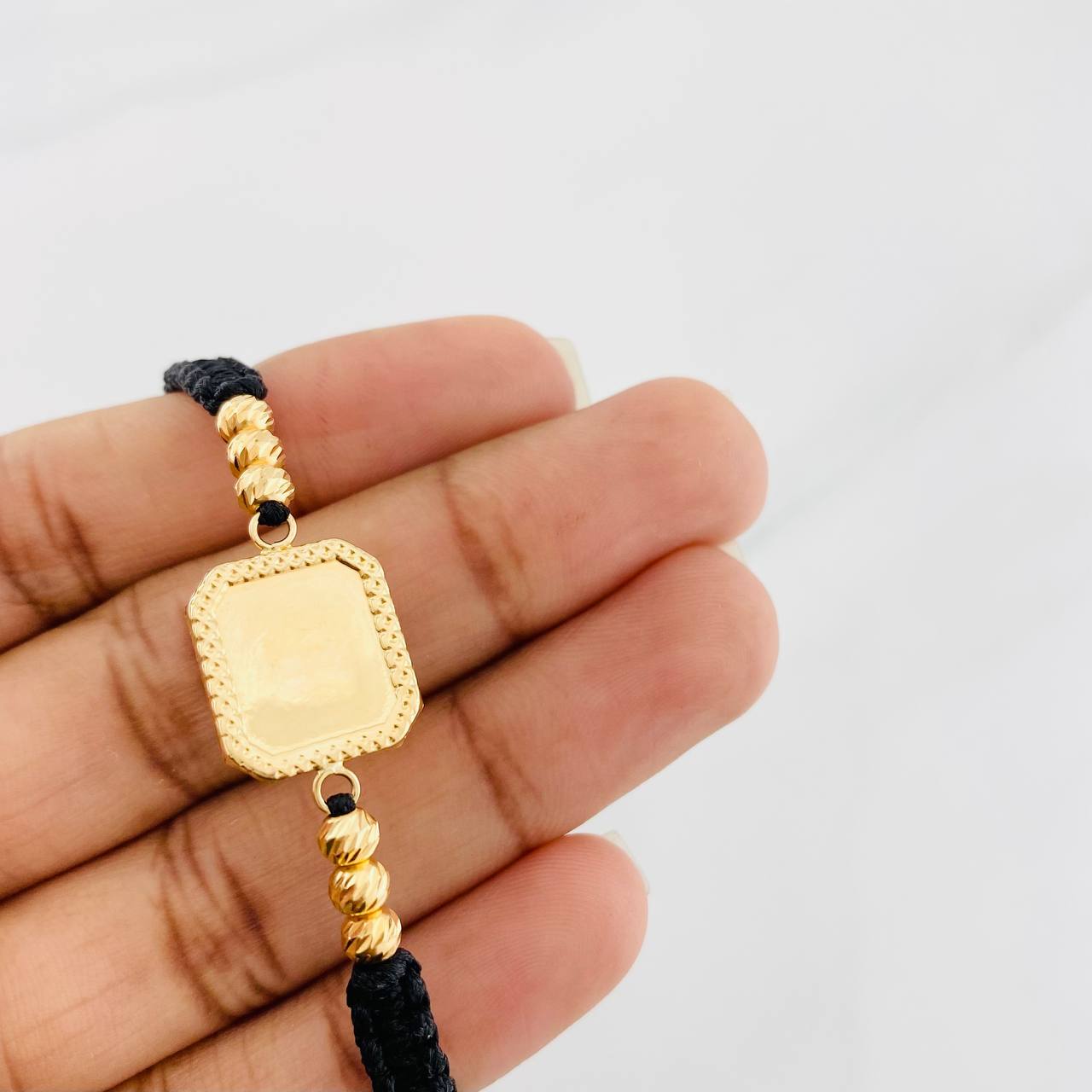 Pulsera Tejida Negra Placa Cuadrada Punteada Oro Amarillo 18K