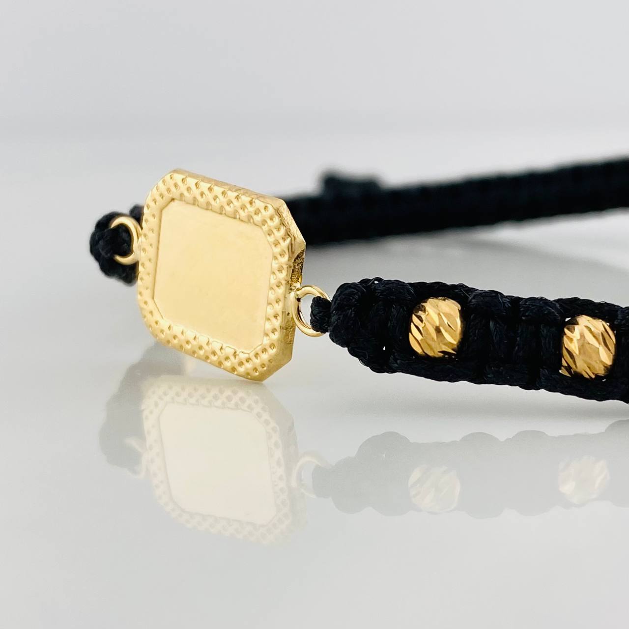 Pulsera Tejida Negra Placa Cuadrada Punteada Oro Amarillo 18K