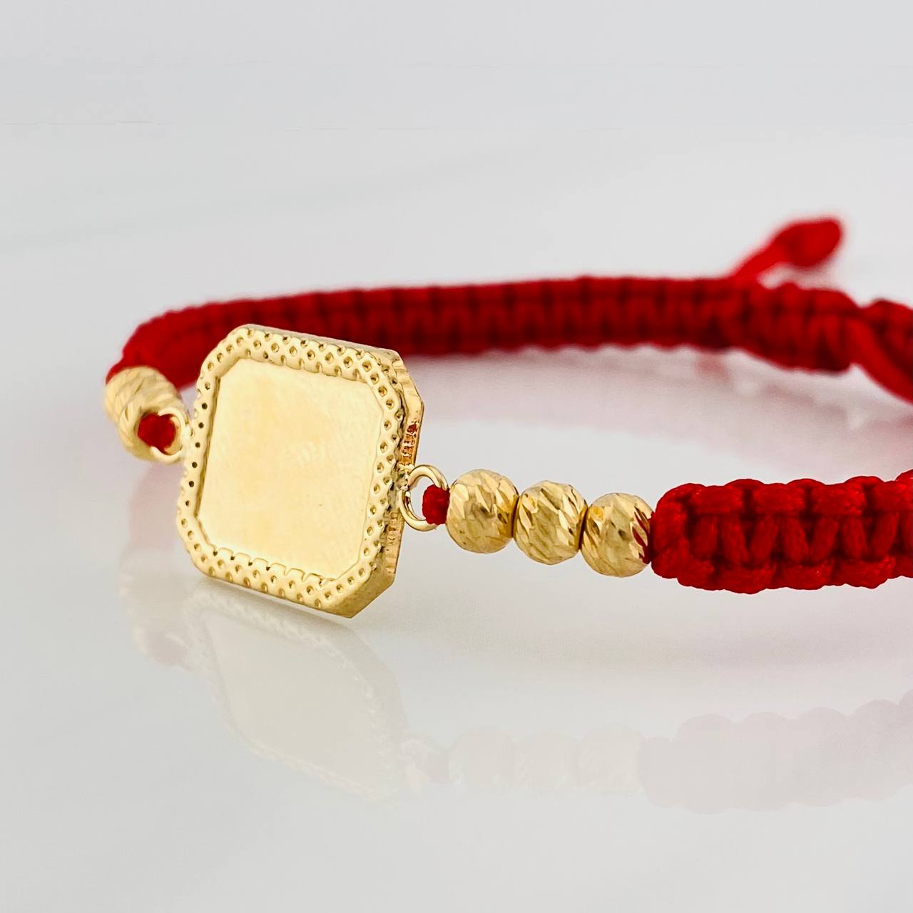 Pulsera Tejida Roja Placa Cuadrada Punteada Oro Amarillo 18K
