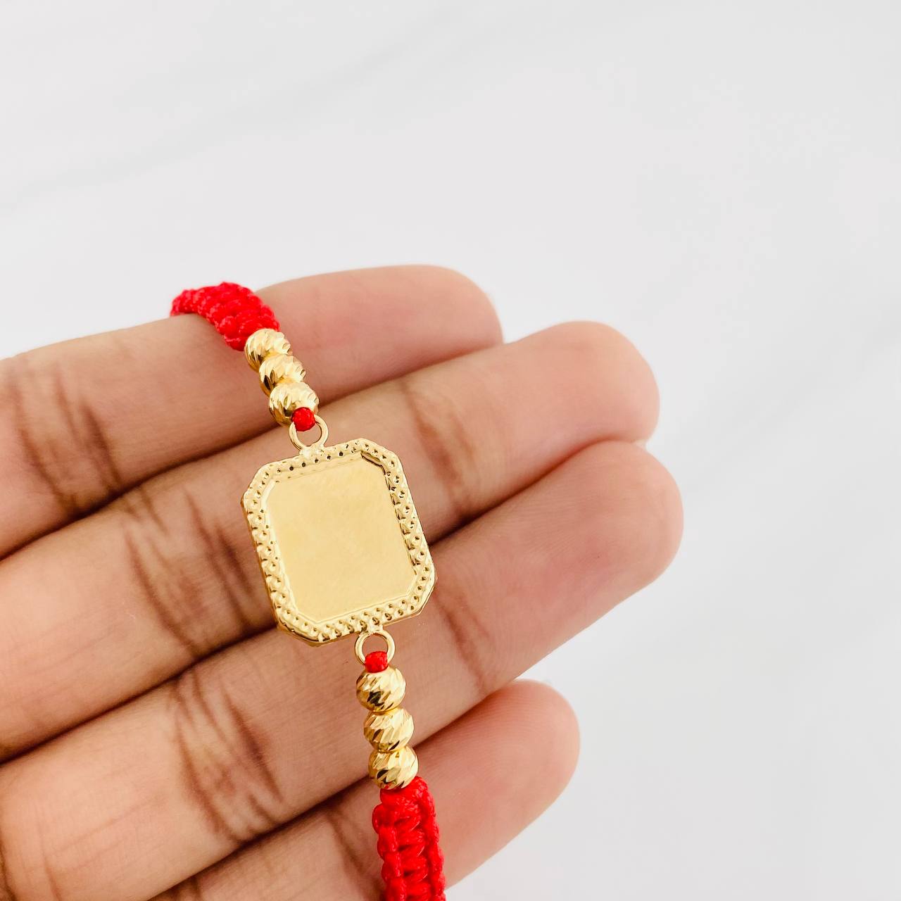 Pulsera Tejida Roja Placa Cuadrada Punteada Oro Amarillo 18K