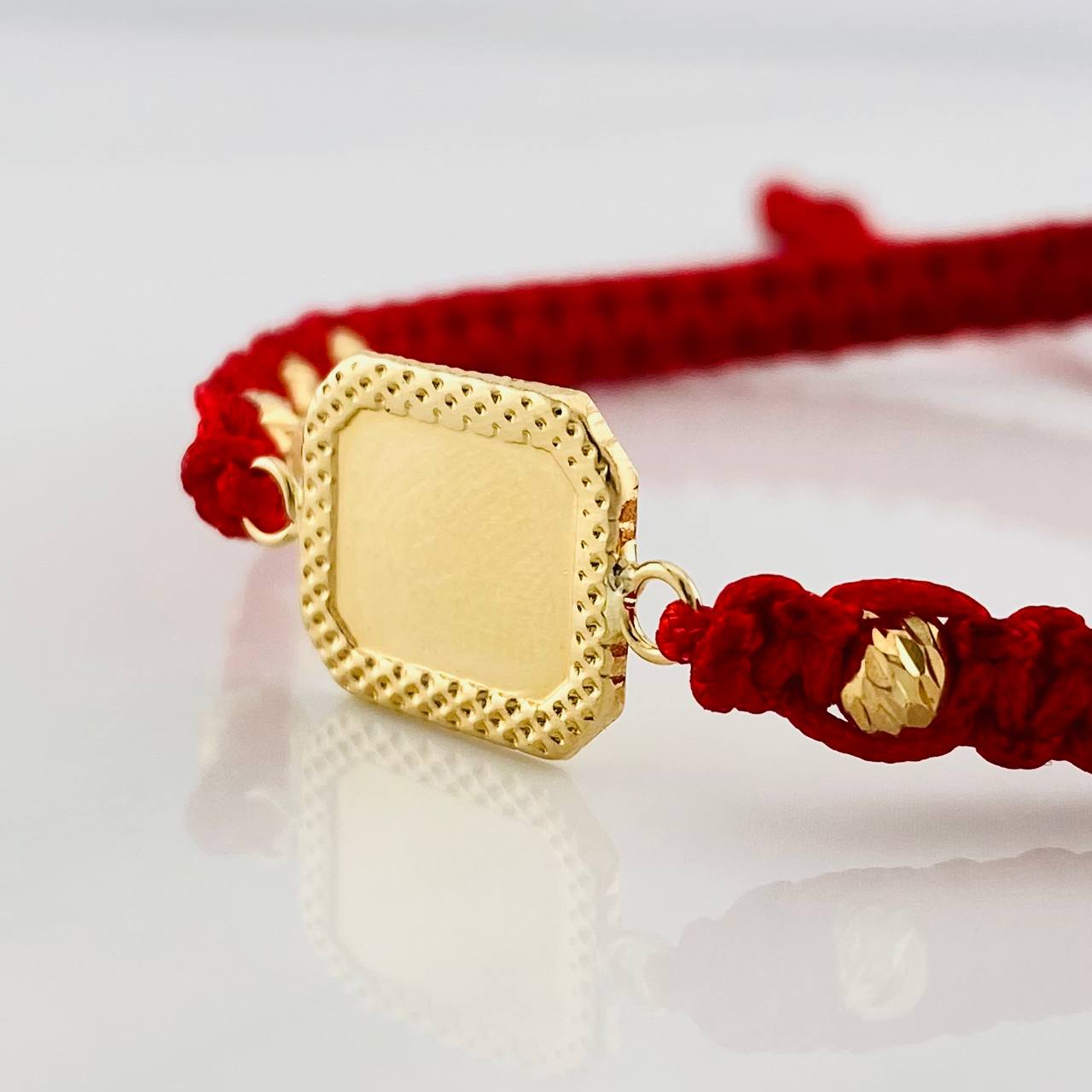 Pulsera Tejida Roja Placa Cuadrada Punteada Oro Amarillo 18K