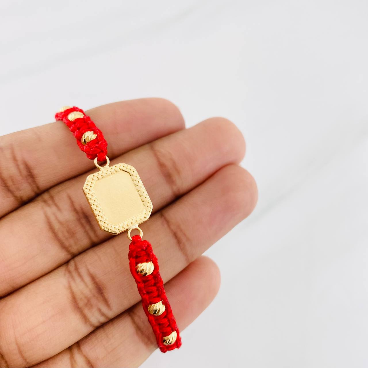 Pulsera Tejida Roja Placa Cuadrada Punteada Oro Amarillo 18K