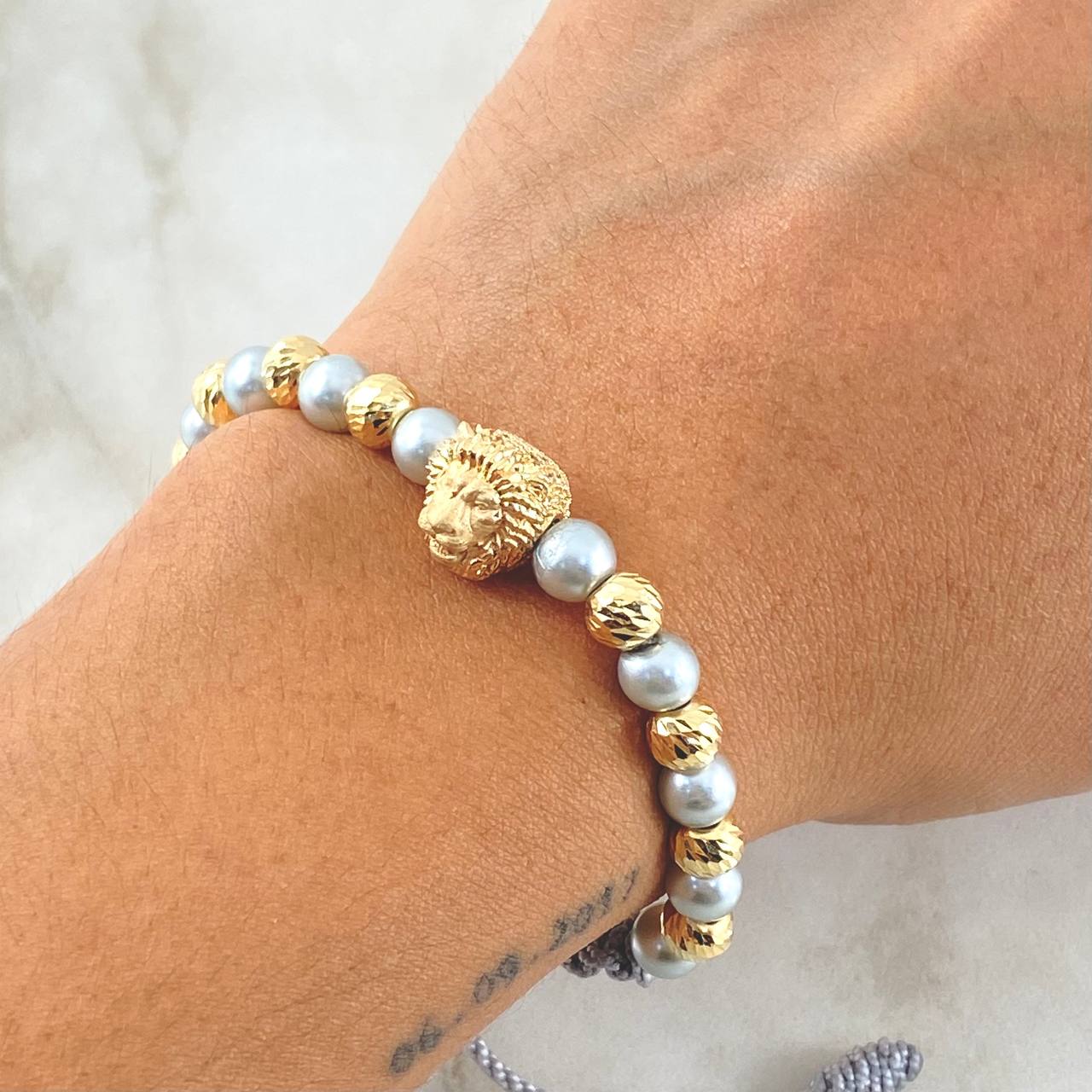 Pulsera Gris Herraje León Grueso 4.6gr / 6mm Bolas Diamantadas 8und Oro Amarillo 18K ©