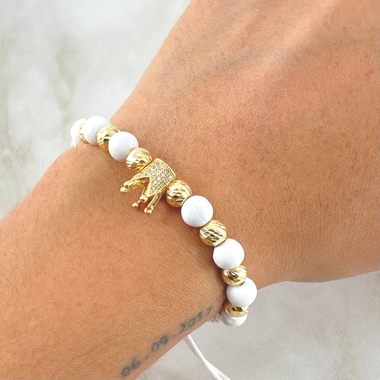Pulsera Blanca Herraje Corona Punteada 3.2gr / 6mm Bolas Diamantadas 8und Oro Amarillo 18K ©