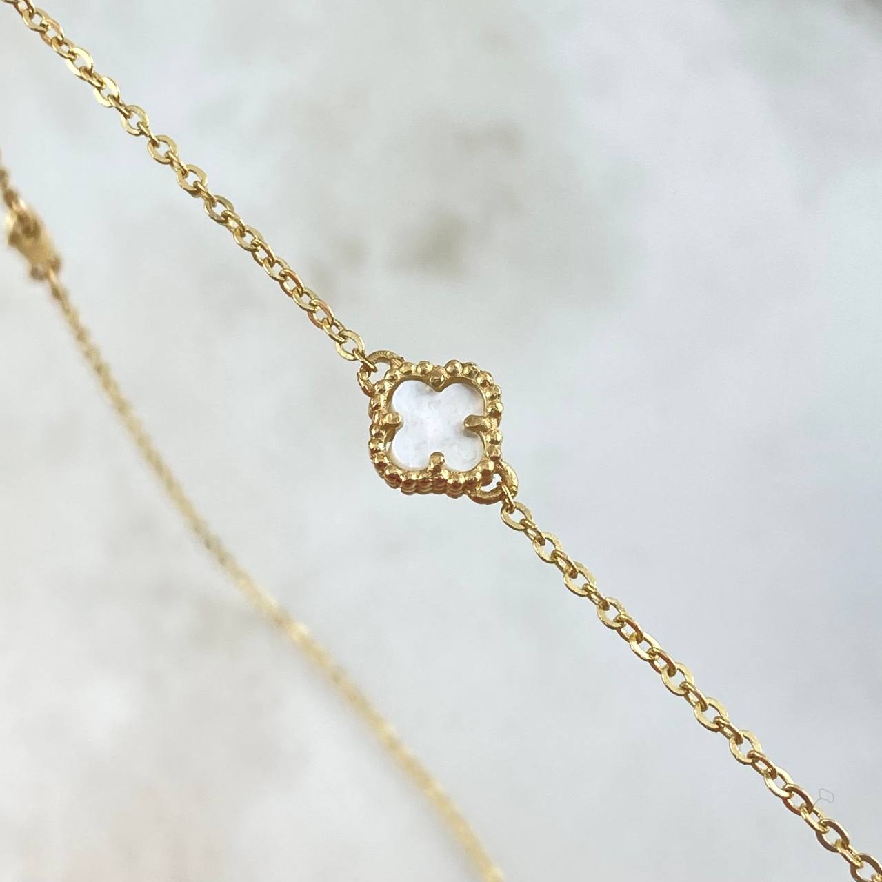 Cadena Aro Seguido Trebol VCyA 6.3gr / 45cm / 1.5mm Nacar Blanco Punteado Oro Amarillo Nac.Esp. 18K