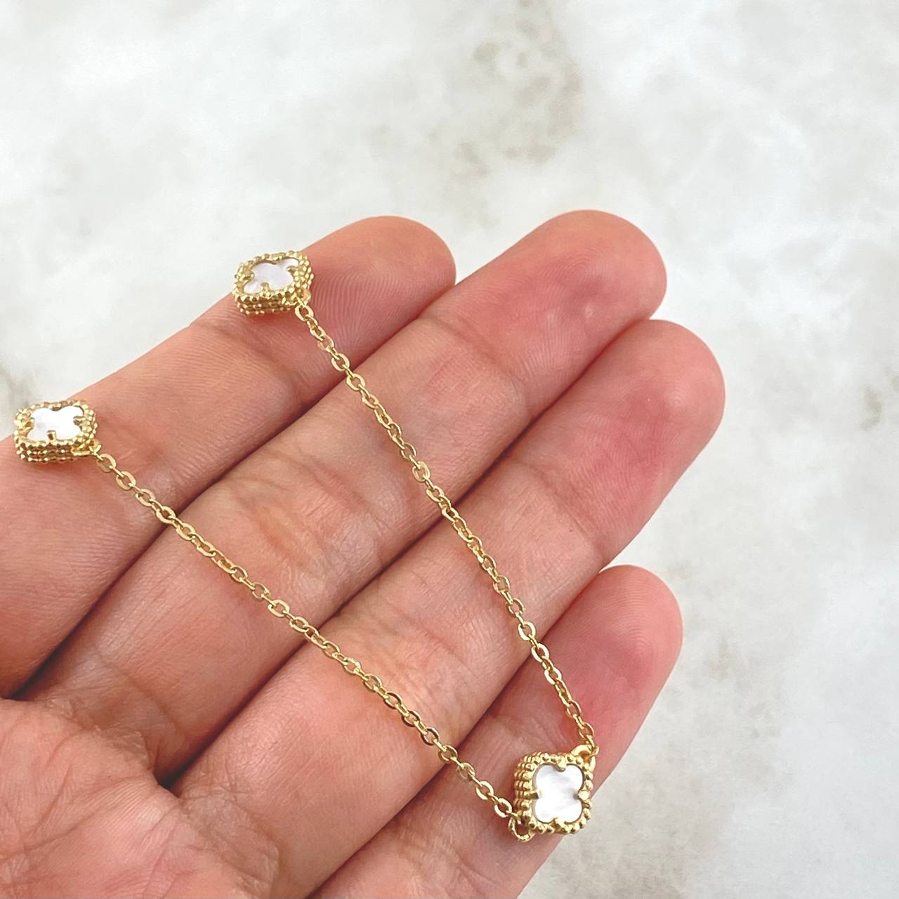 Cadena Aro Seguido Trebol VCyA 6.3gr / 45cm / 1.5mm Nacar Blanco Punteado Oro Amarillo Nac.Esp. 18K
