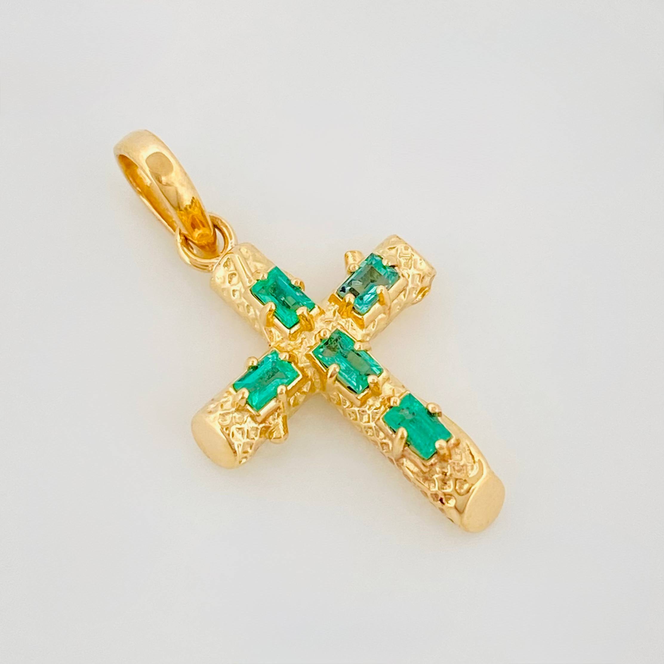 Dije Cruz Tronco Esmeraldas 25pts 1.65 g / 2.4 cm Oro Amarillo 18K