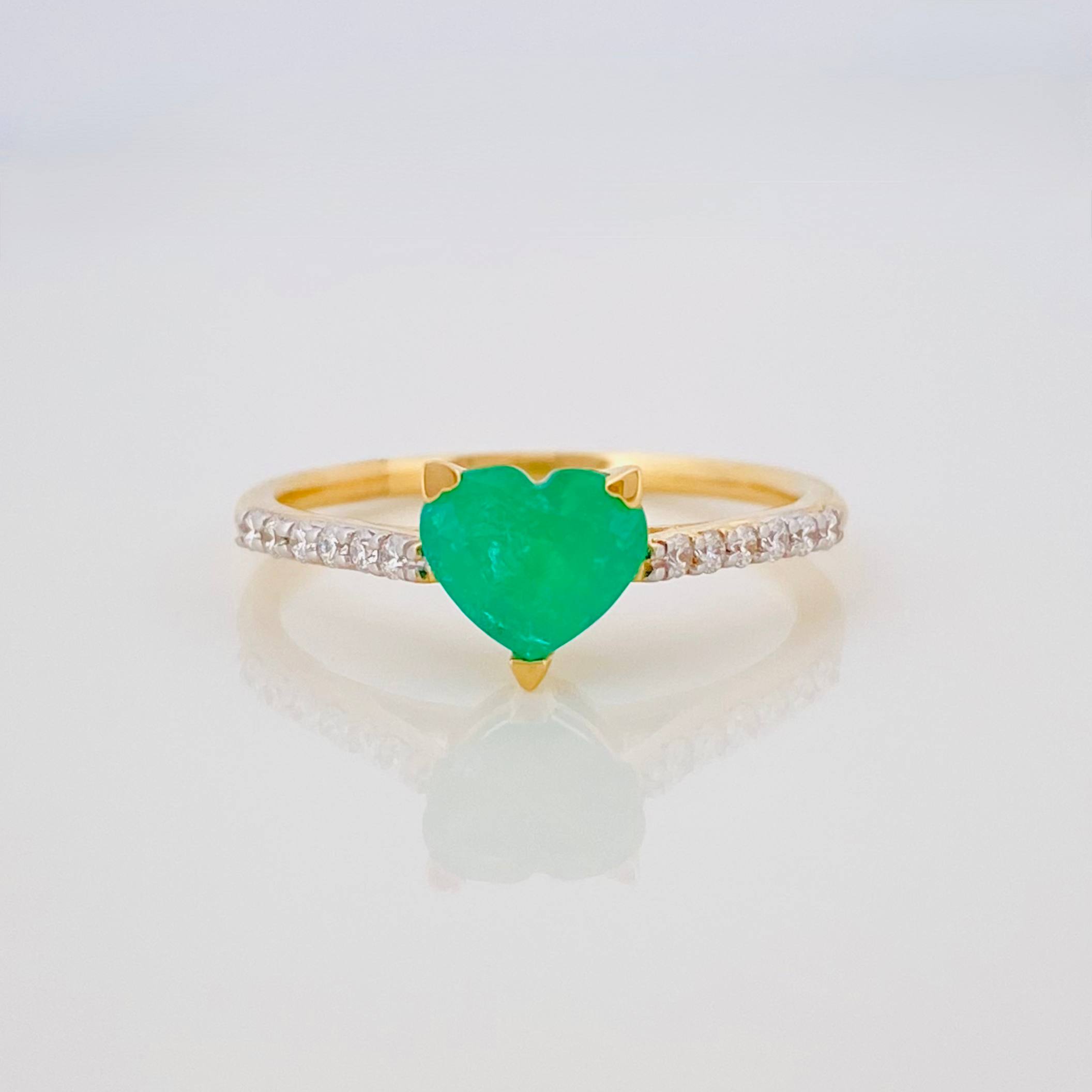 Anillo Corazon Esmeralda 2.15 g / T6 1/2 Dos Oros Amarillo Blanco 18K