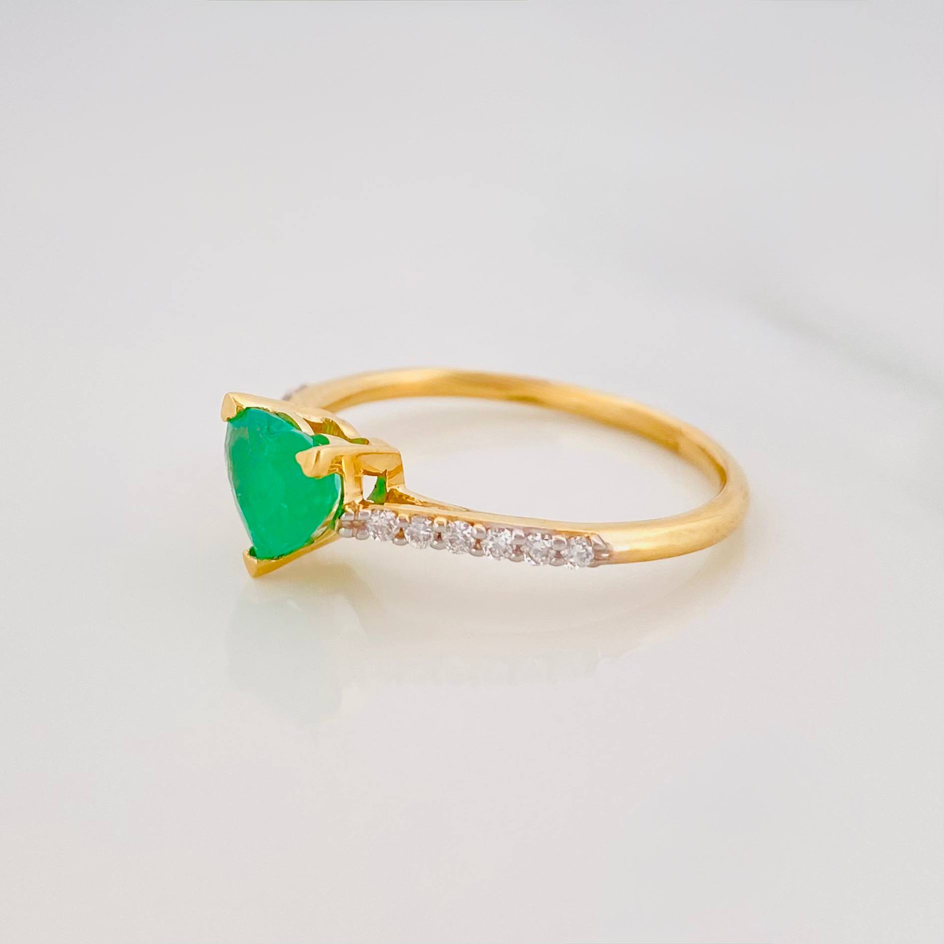Anillo Corazon Esmeralda 2.15 g / T6 1/2 Dos Oros Amarillo Blanco 18K