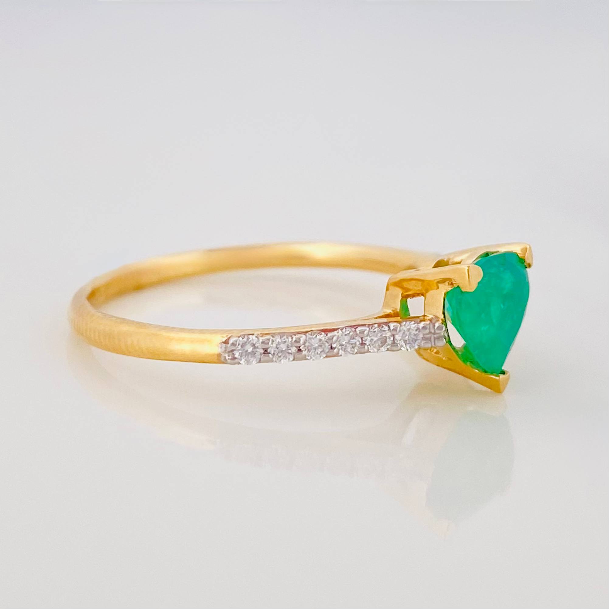 Anillo Corazon Esmeralda 2.15 g / T6 1/2 Dos Oros Amarillo Blanco 18K