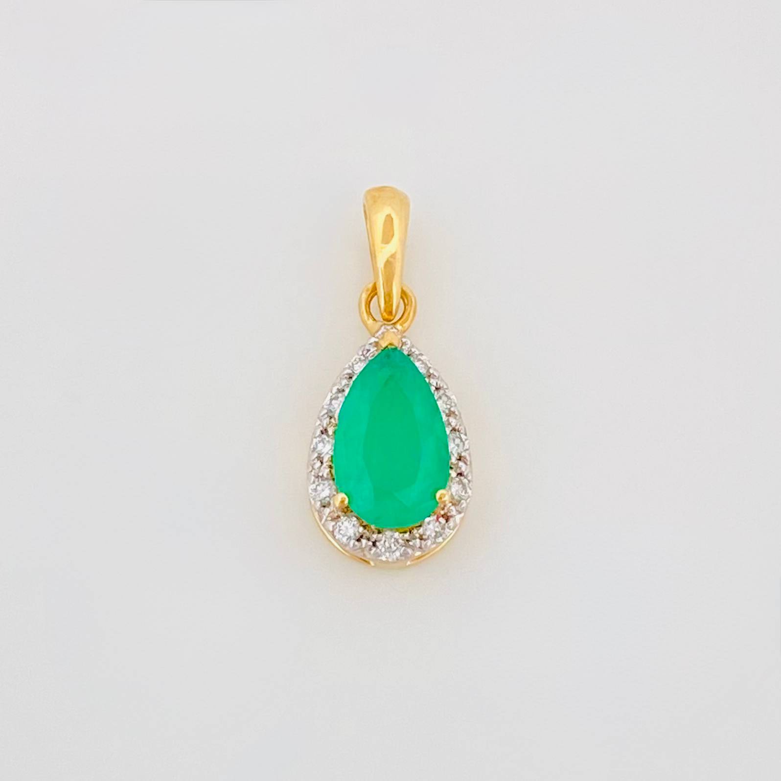 Dije Gota Halo Esmeraldas 0.85 g / 1.5 cm Dos Oros Amarillo Blanco 18K
