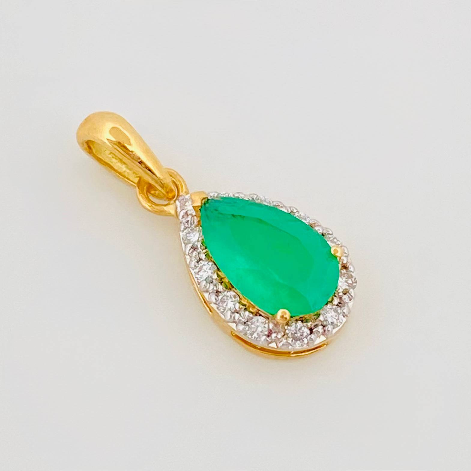 Dije Gota Halo Esmeraldas 0.85 g / 1.5 cm Dos Oros Amarillo Blanco 18K