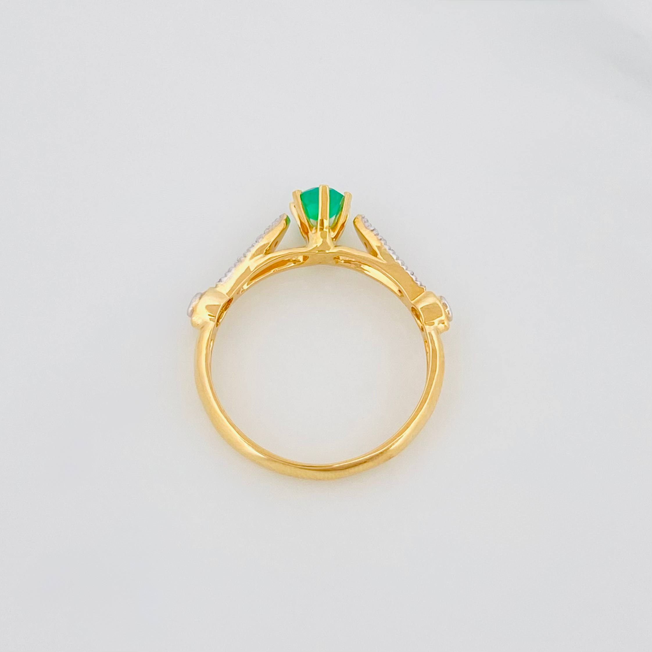 Anillo Solitario Puente Esmeraldas 27 Pts Diamantes 08 Pts 2.25 g / T5 1/2 Dos Oros Amarillo Blanco 18K