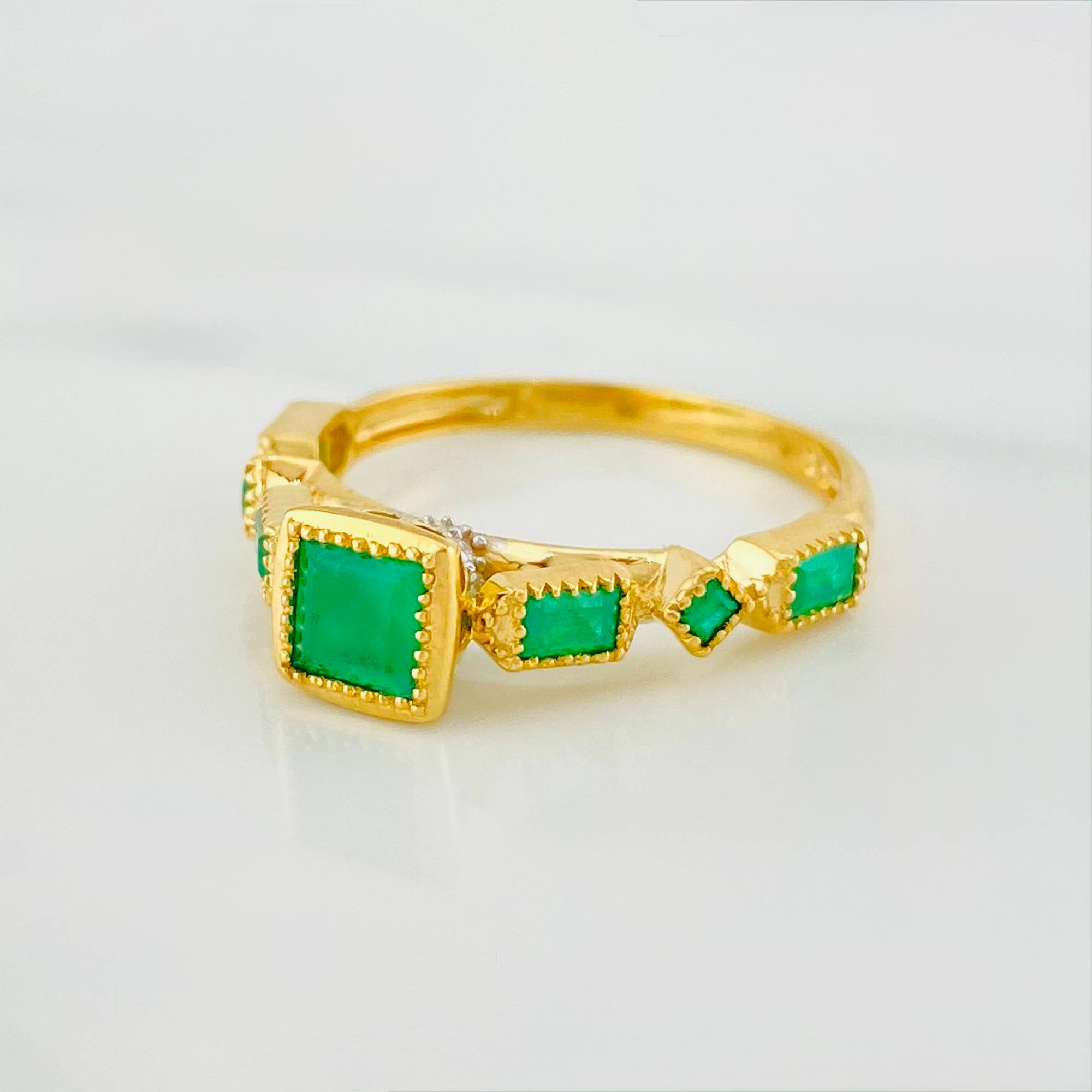 Anillo Figuras Esmeraldas 69 Pts 2.7 g / T6 Dos Oros Amarillo Blanco 18K